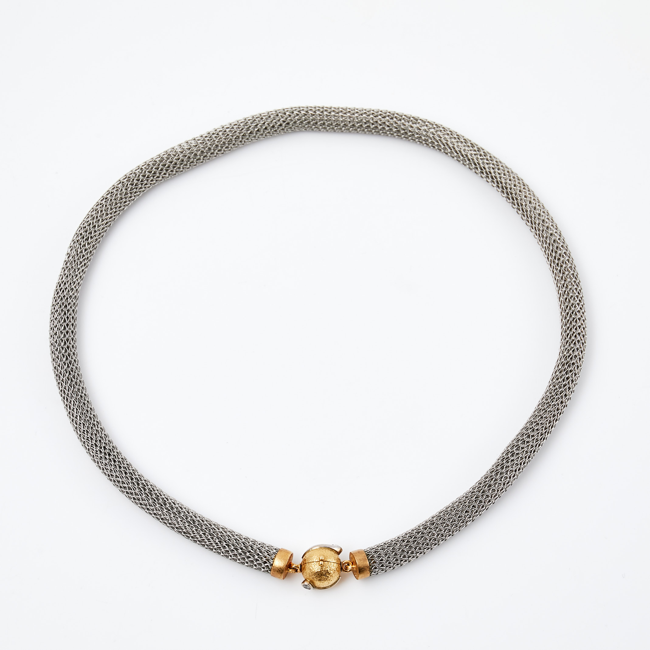 OLE LYNGGAARD. COLLIER, 18 k guld/stål, "Rustik" collierlås, 2 briljantslipade diamanter ca 0,06 ct, virkad meshlänk, märkt i låset.