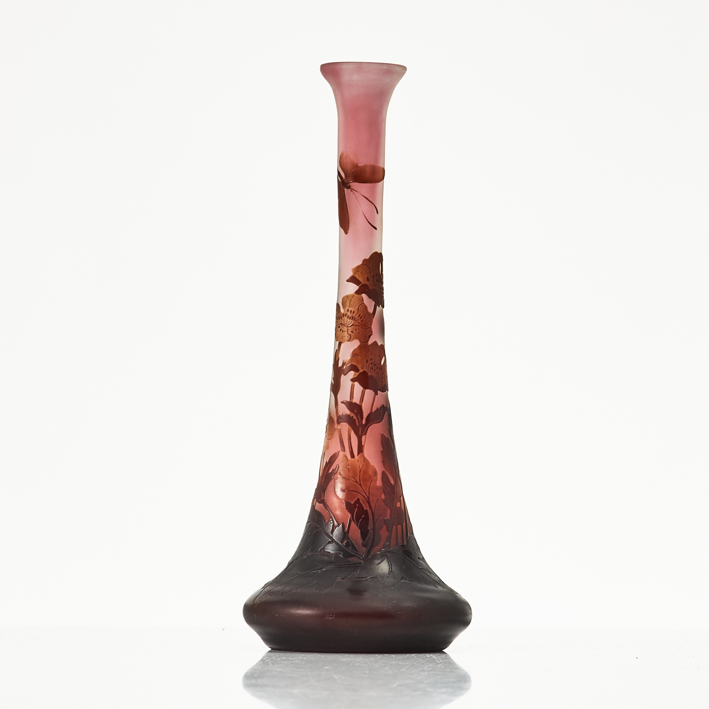 ÉMILE GALLÉ. Vas, jugend, överfång i violett med etsad dekor, signerad.