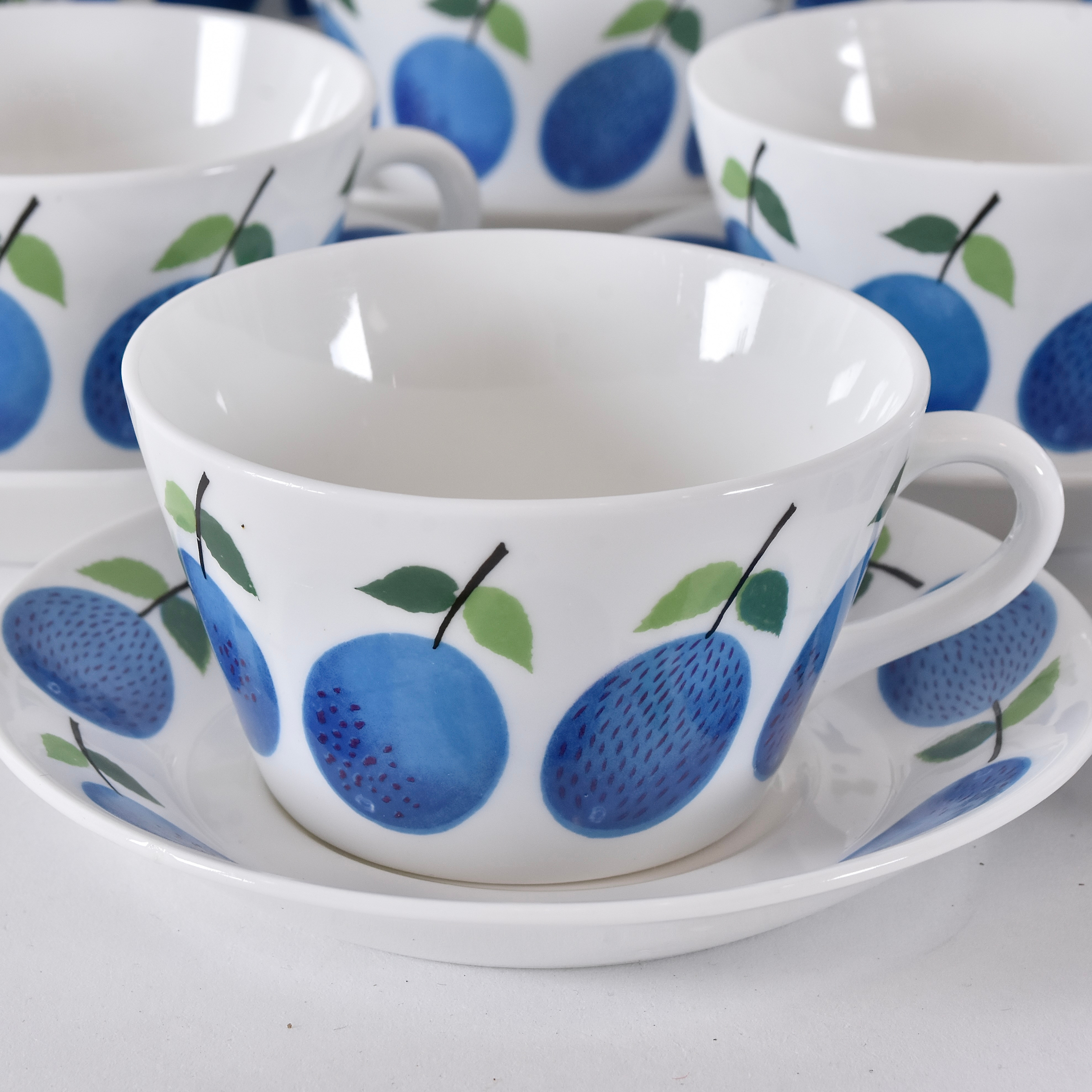 STIG LINDBERG. Teservisdelar, 27 st. porslin, "Prunus", Gustavsberg.