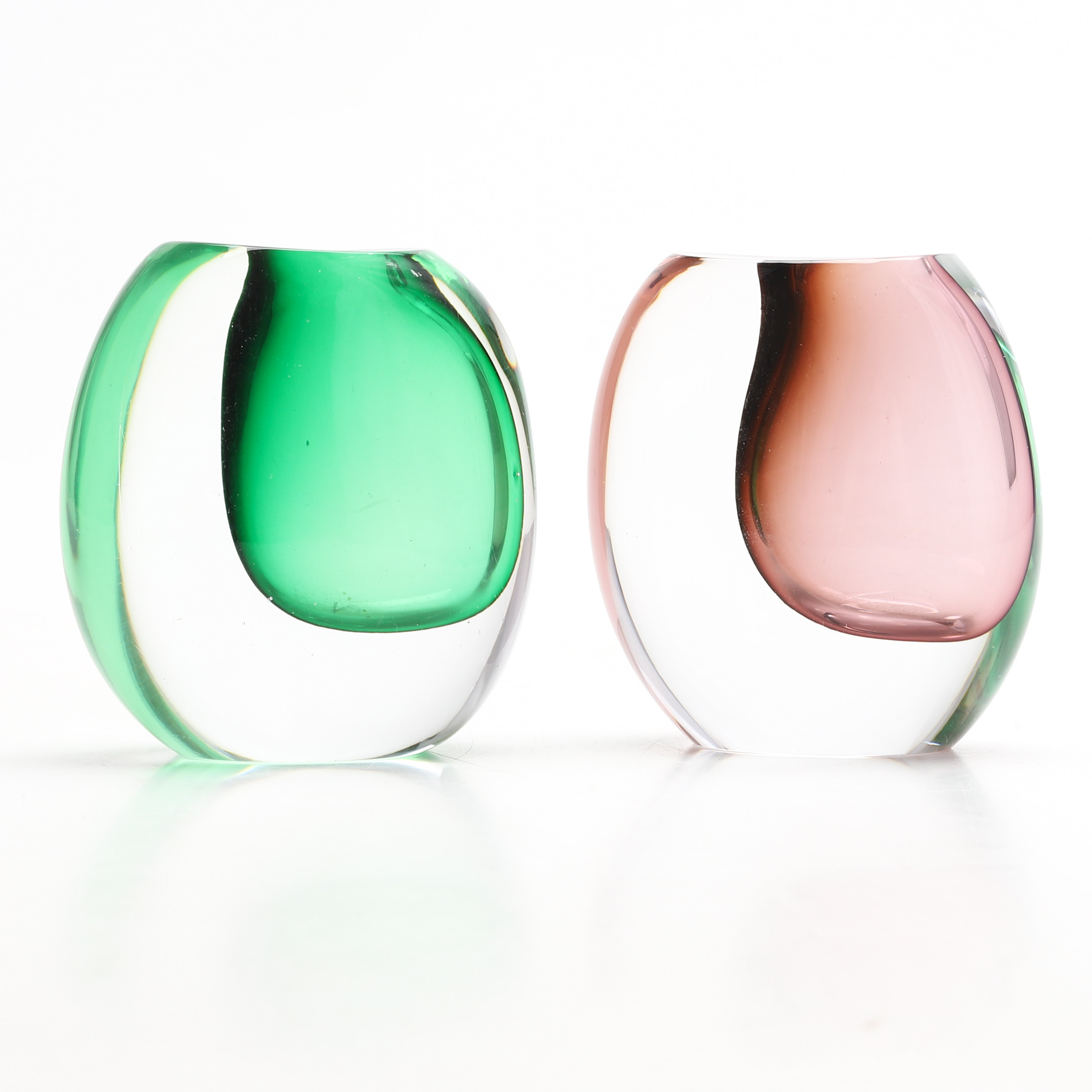 VICKE LINDSTRAND. VASER, ett par, glas, Kosta, signerade Kosta LH 1449.