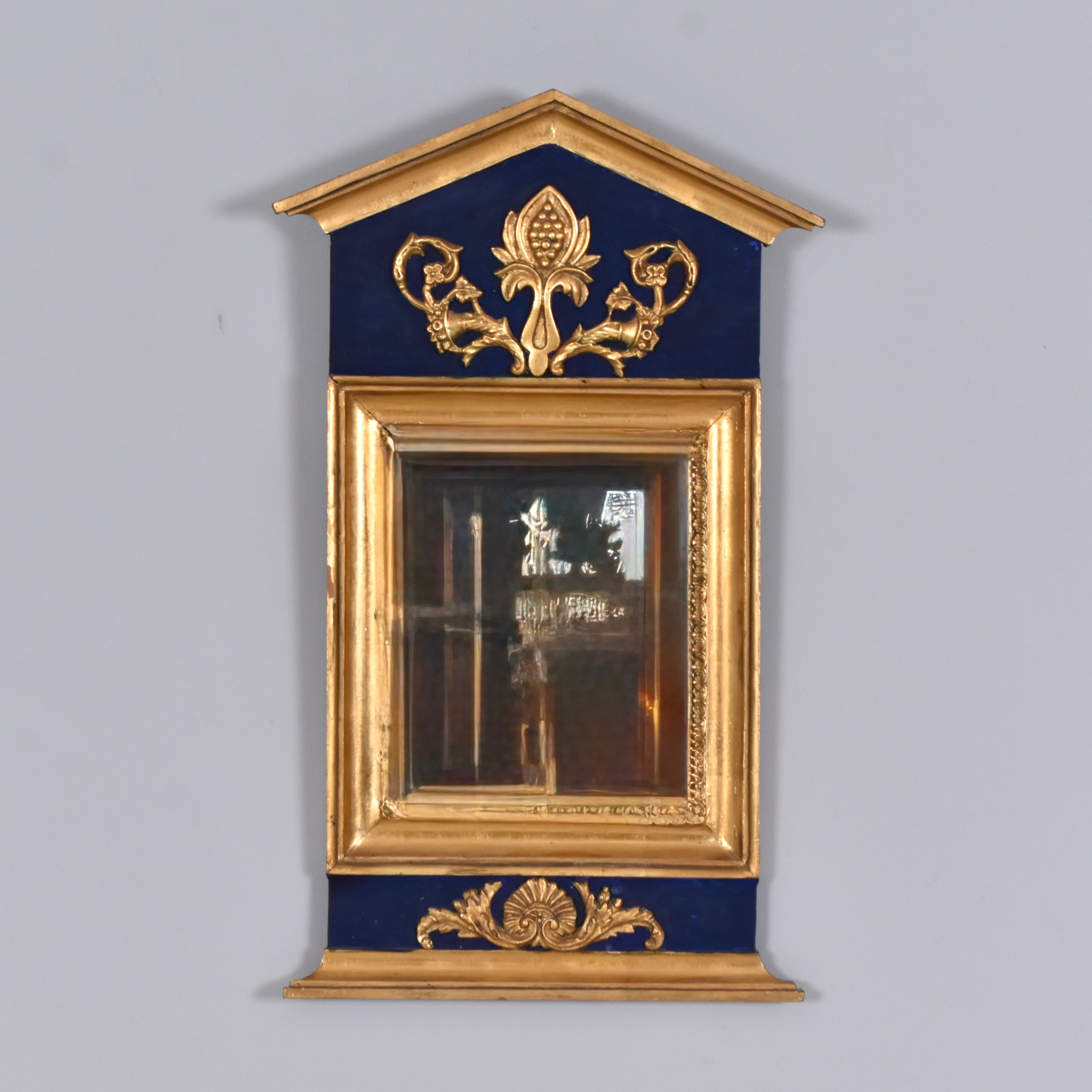 SPEGEL, bemålat trä/stuck. provinsarbete i Empire, 1800-talets första hälft.