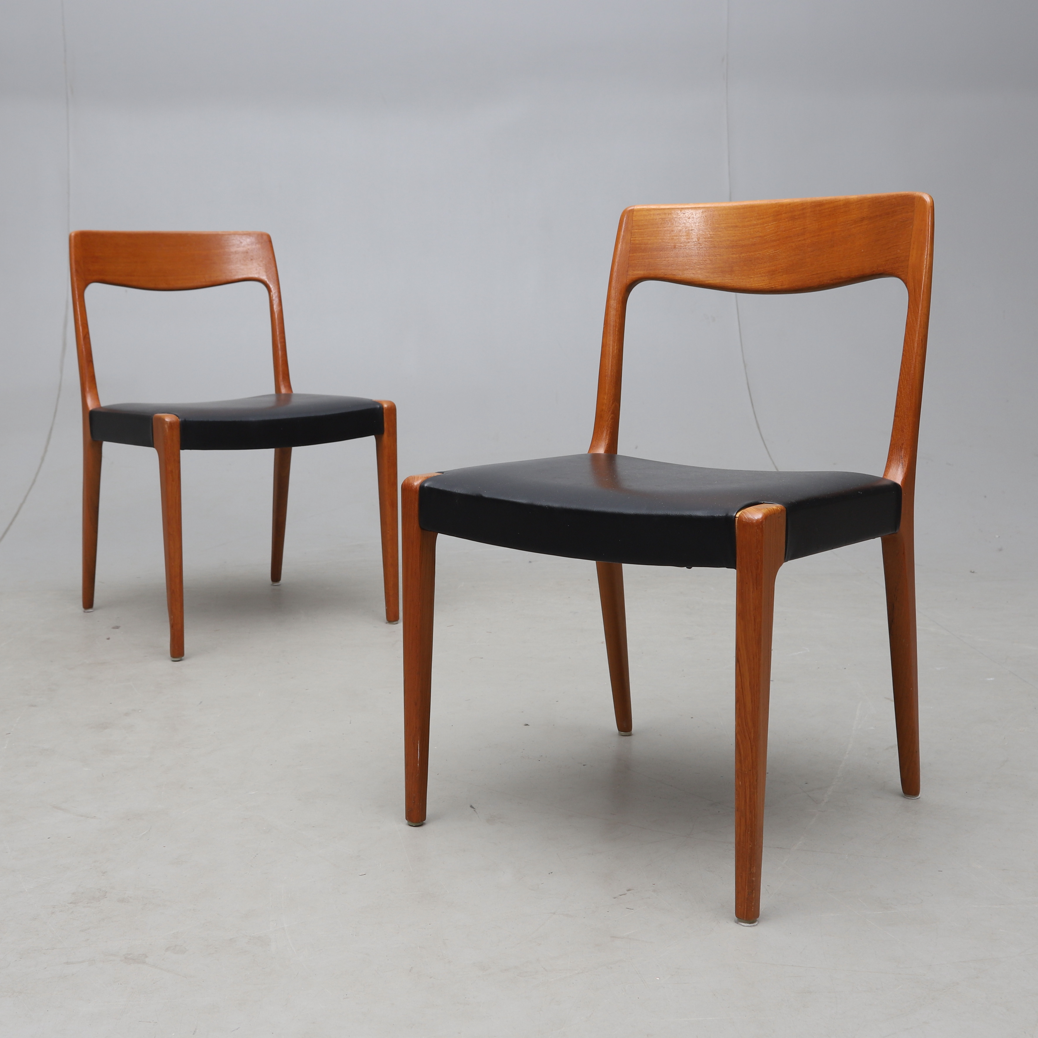 STOLAR, ett par, teak, imitationsläder, möjligen Svegards, Markaryd, 1900-talets mitt.