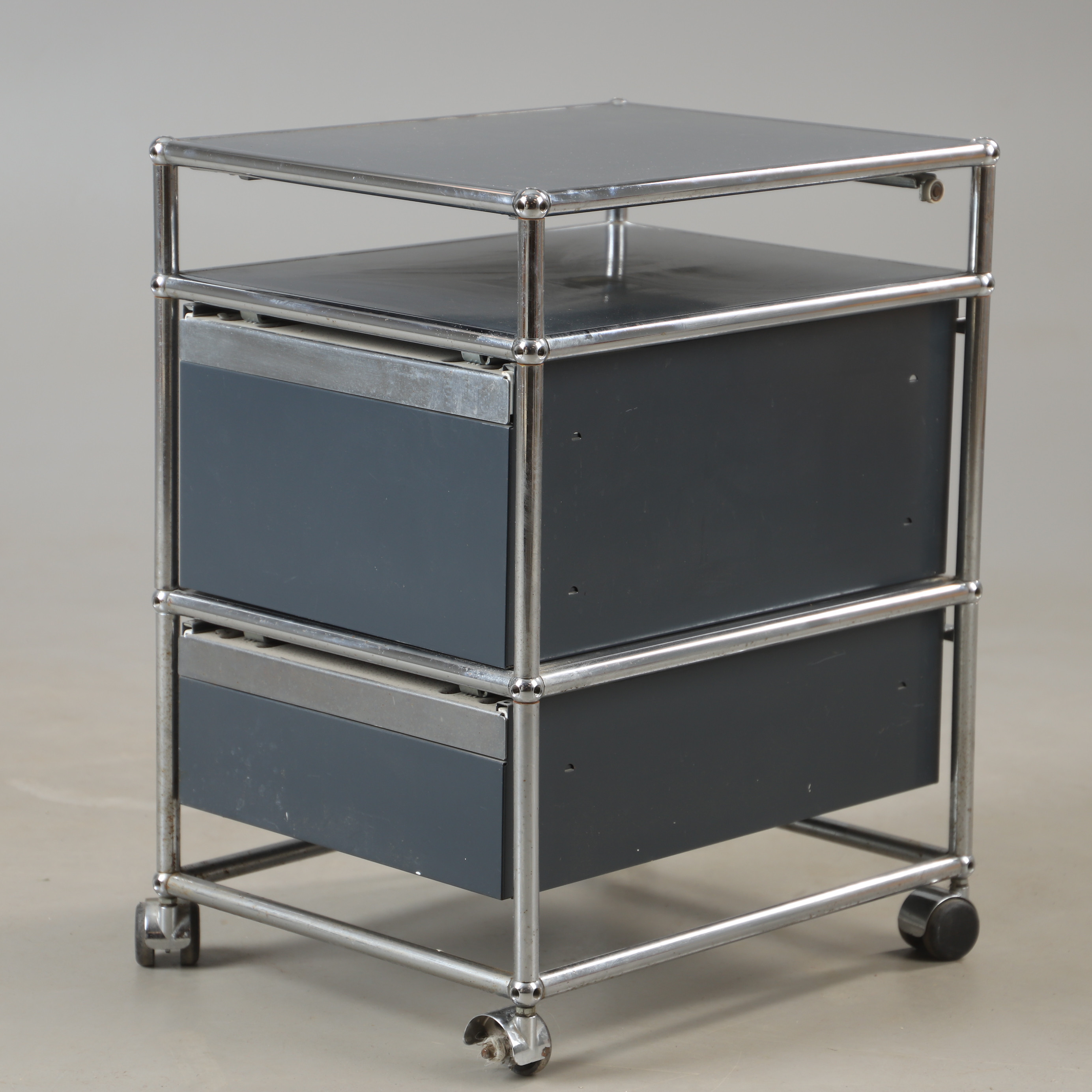 FRITZ HALLER & PAUL SCHÄRER. Hurts på hjul, metall, USM Haller.