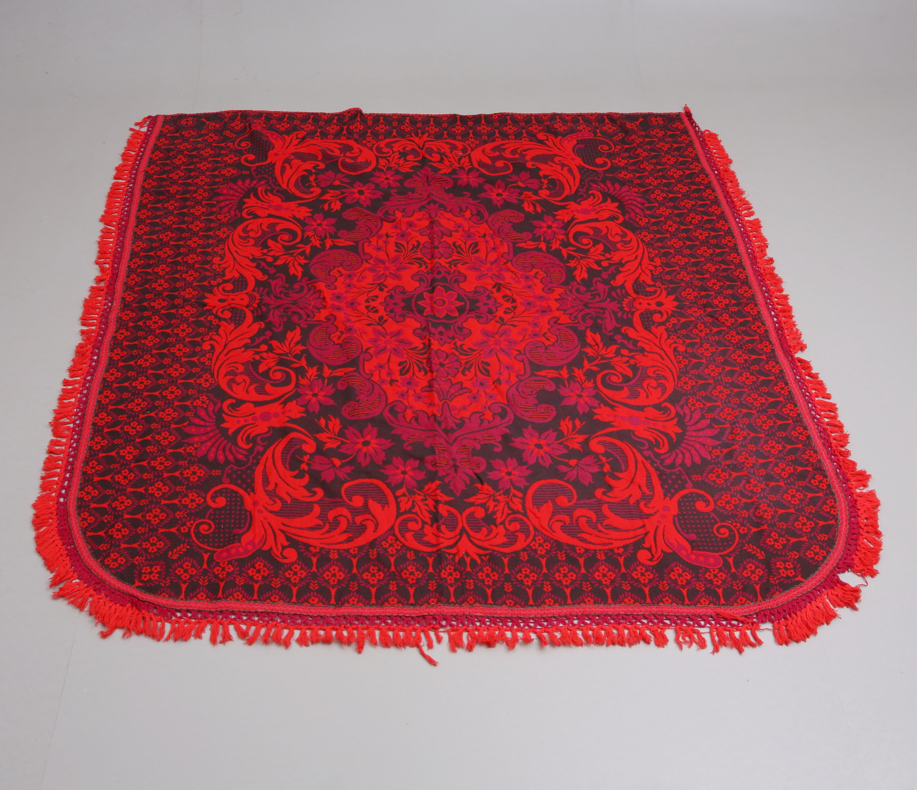 ÖVERKAST, retro, lila/rött, 1900-talets andra hälft.