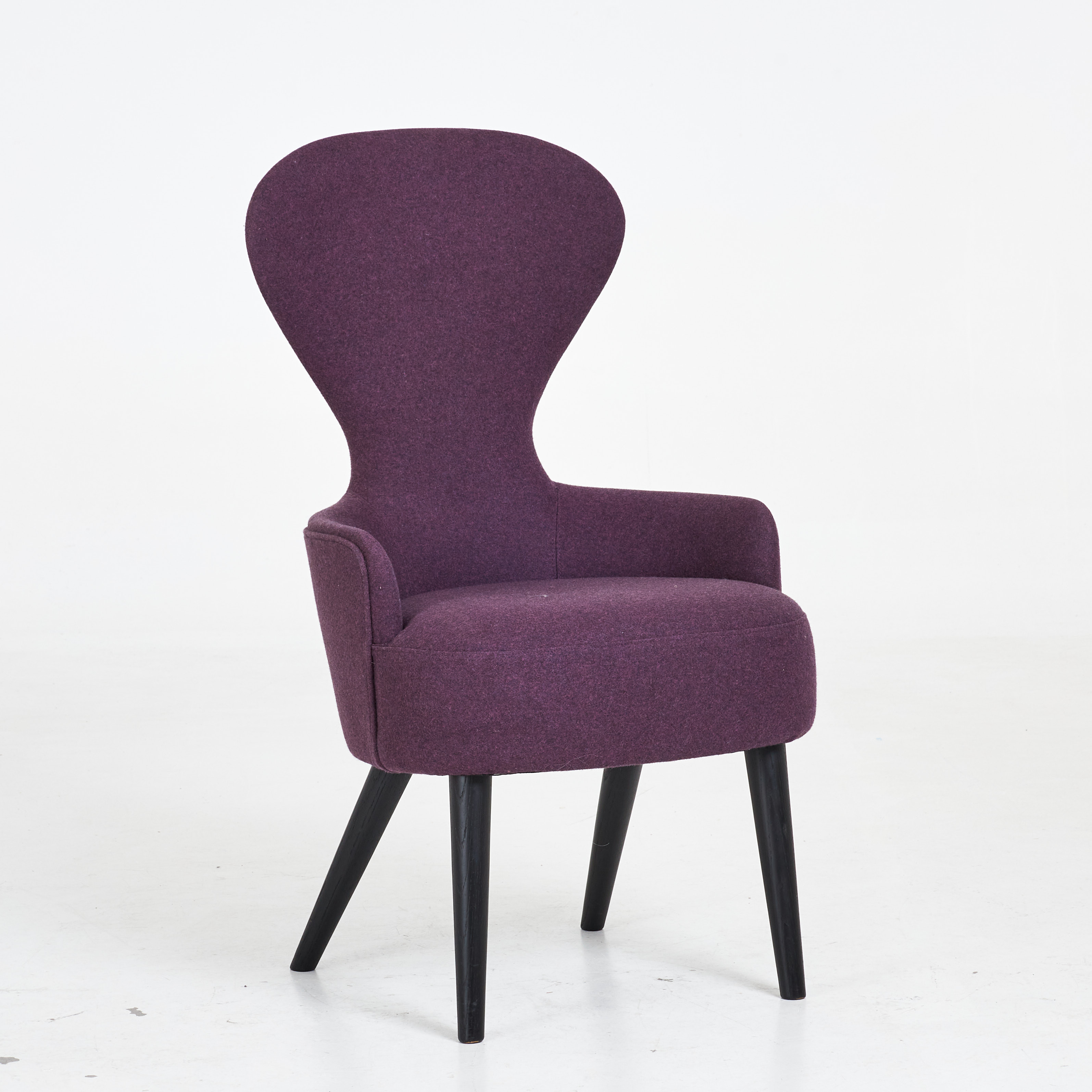 TOM DIXON. Stol, "Wingback Dining Chair", stoppad klädsel i ull, svartlackerade ben, undertill brickmärkt, Tom Dixon London, formgiven 2014.