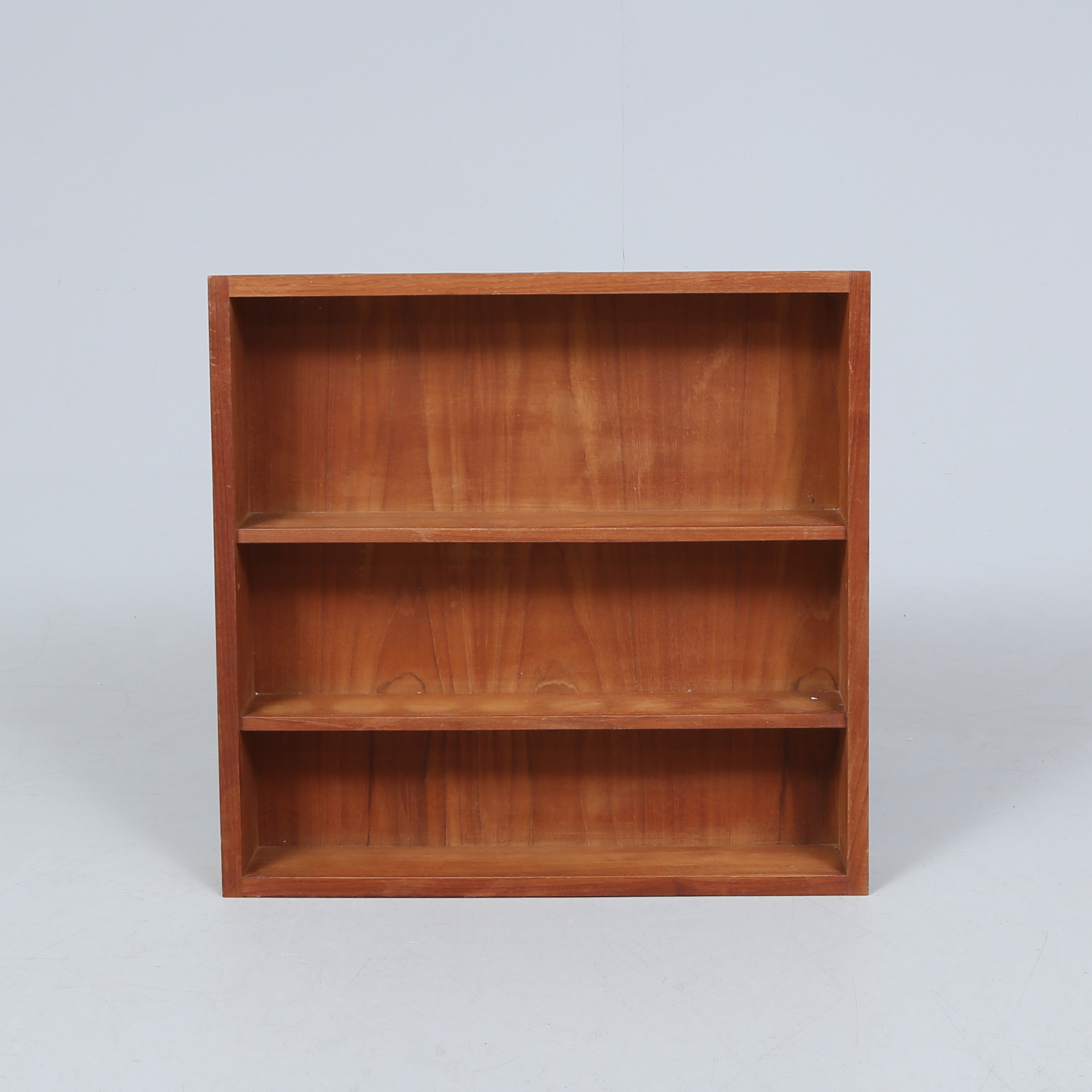 KRYDDHYLLA, för infälld montering, teak, Sverige, 1900-talets andra hälft.