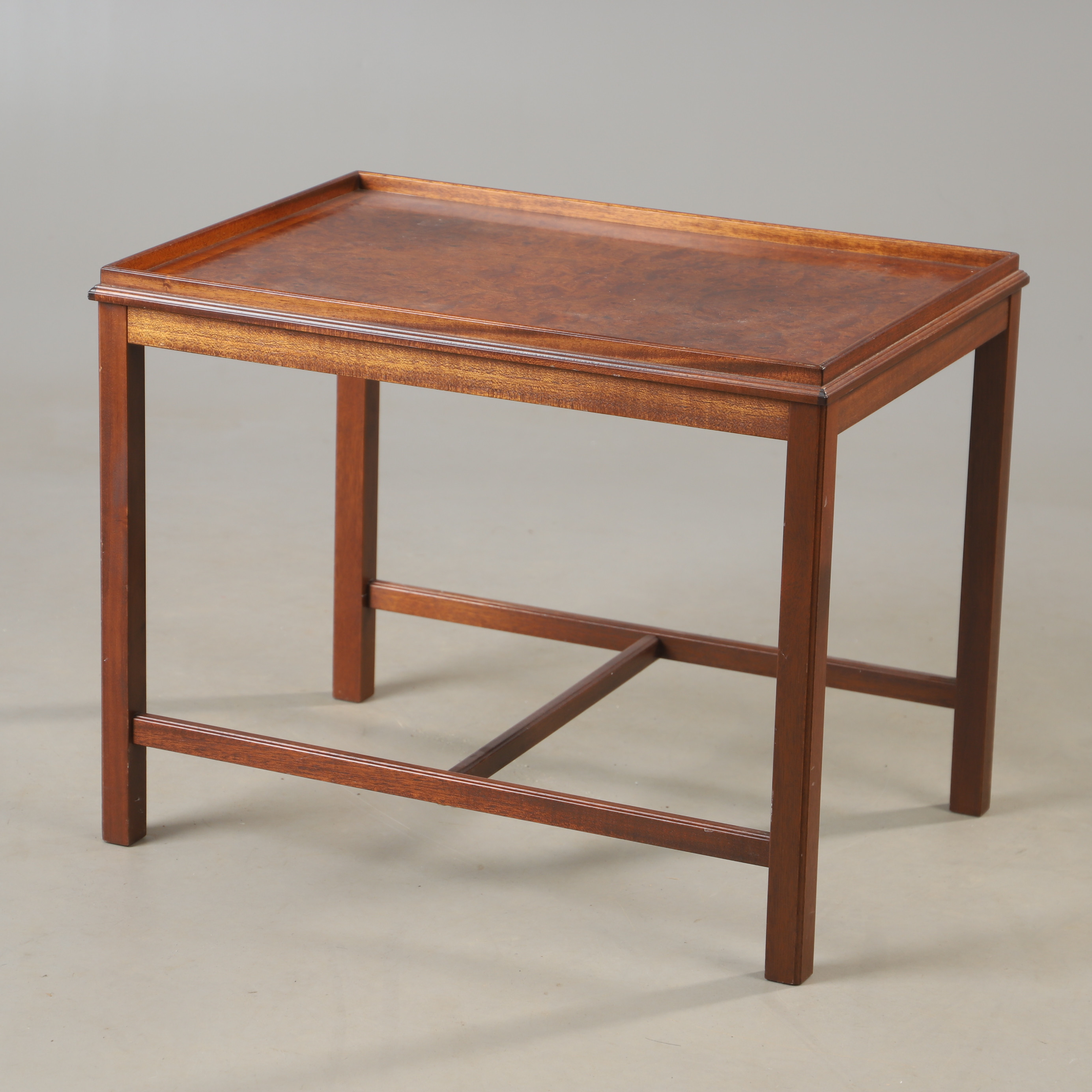 SIDBORD, mahogny med rotfaner, 1900-talets andra hälft.