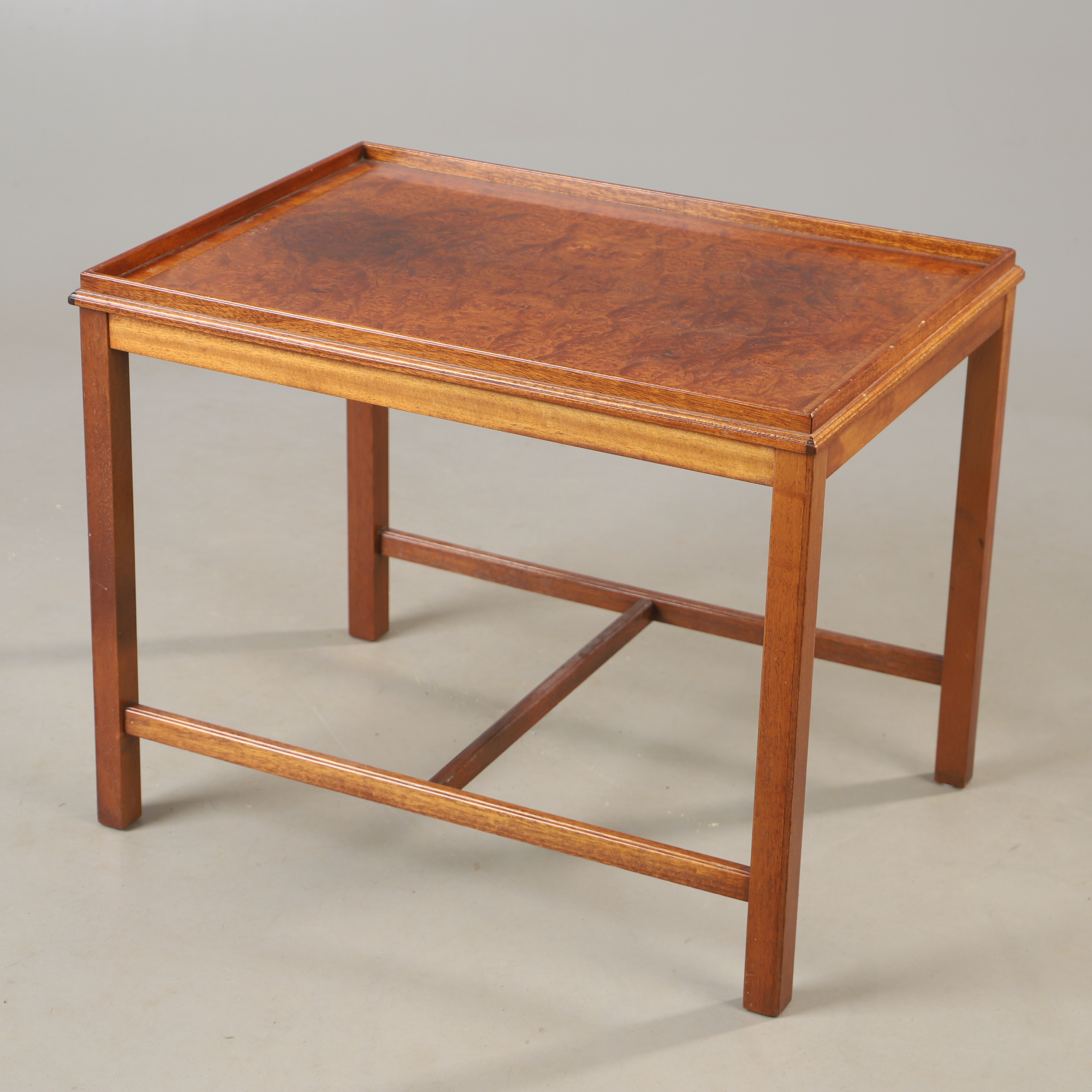 SIDBORD, mahogny med rotfaner, 1900-talets andra hälft.