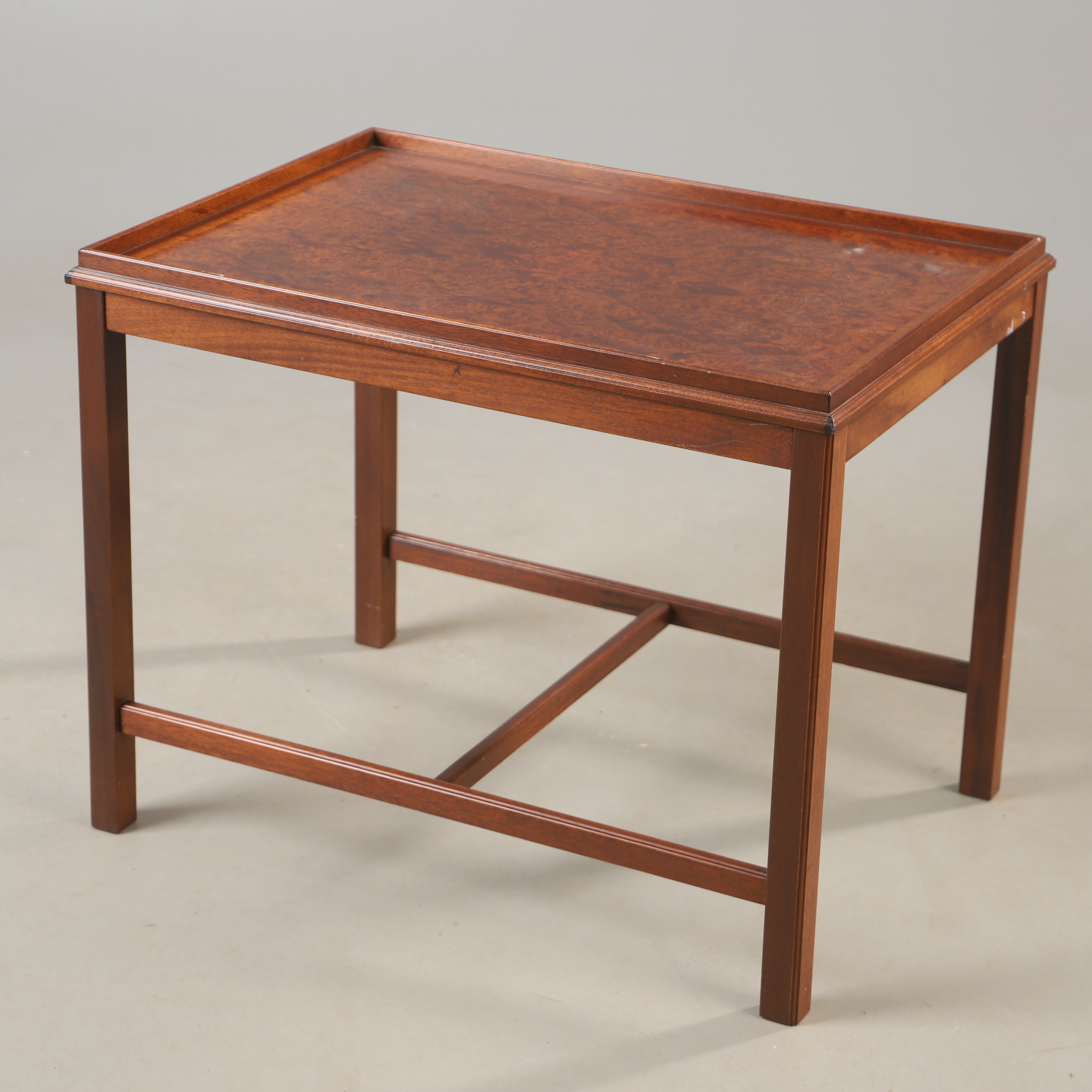 SIDBORD, mahogny med rotfaner, 1900-talets andra hälft.