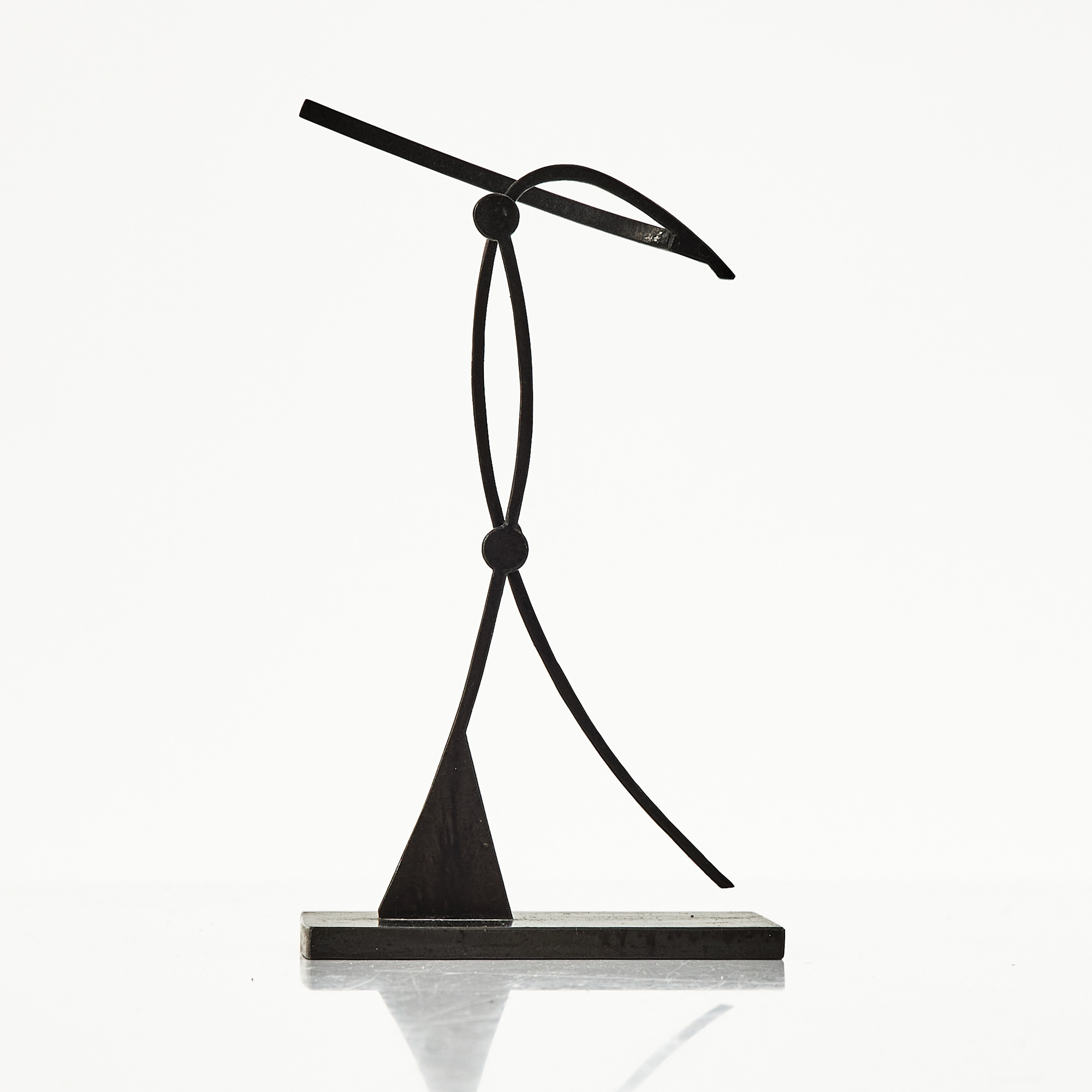 LENNY CLARHÄLL (född 1938). Geometrisk komposition på sockel.