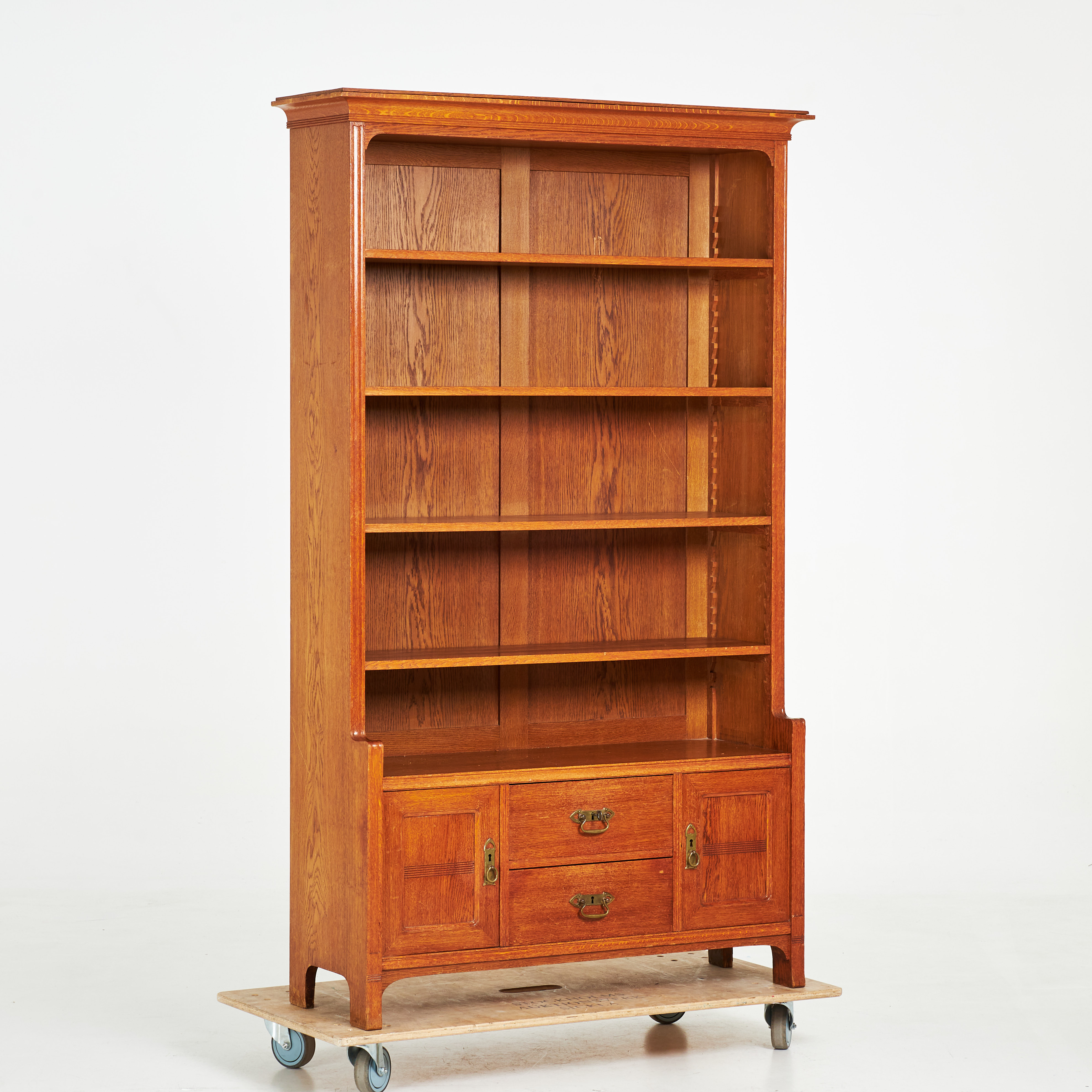 BOKHYLA. Jugend, 1900-talets början, ek, beslag i mässing, justerbara hyllplan.