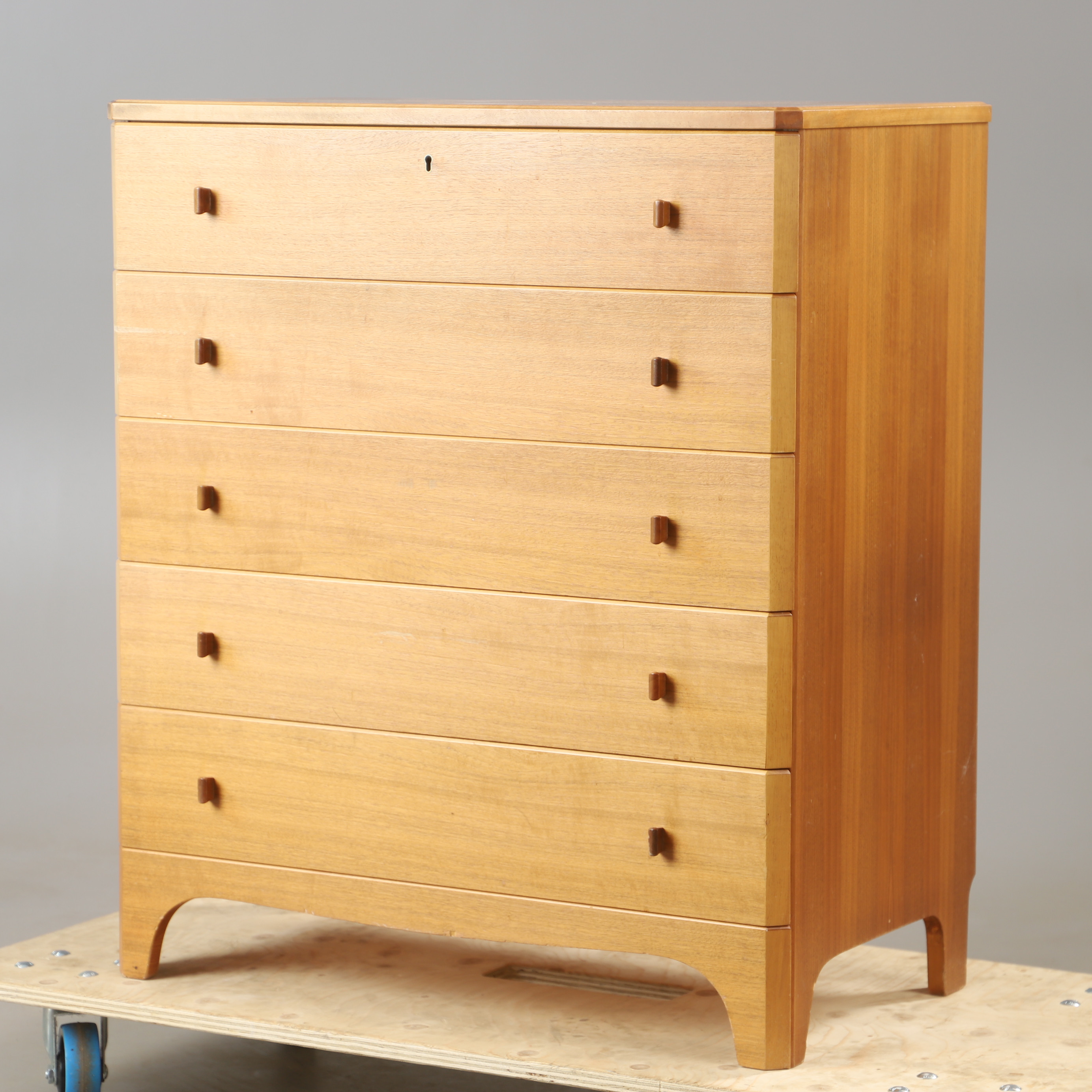 CARL MALMSTEN. Byrå, 5-lådig, "Vidar", valnöt, 1900-talets andra hälft.