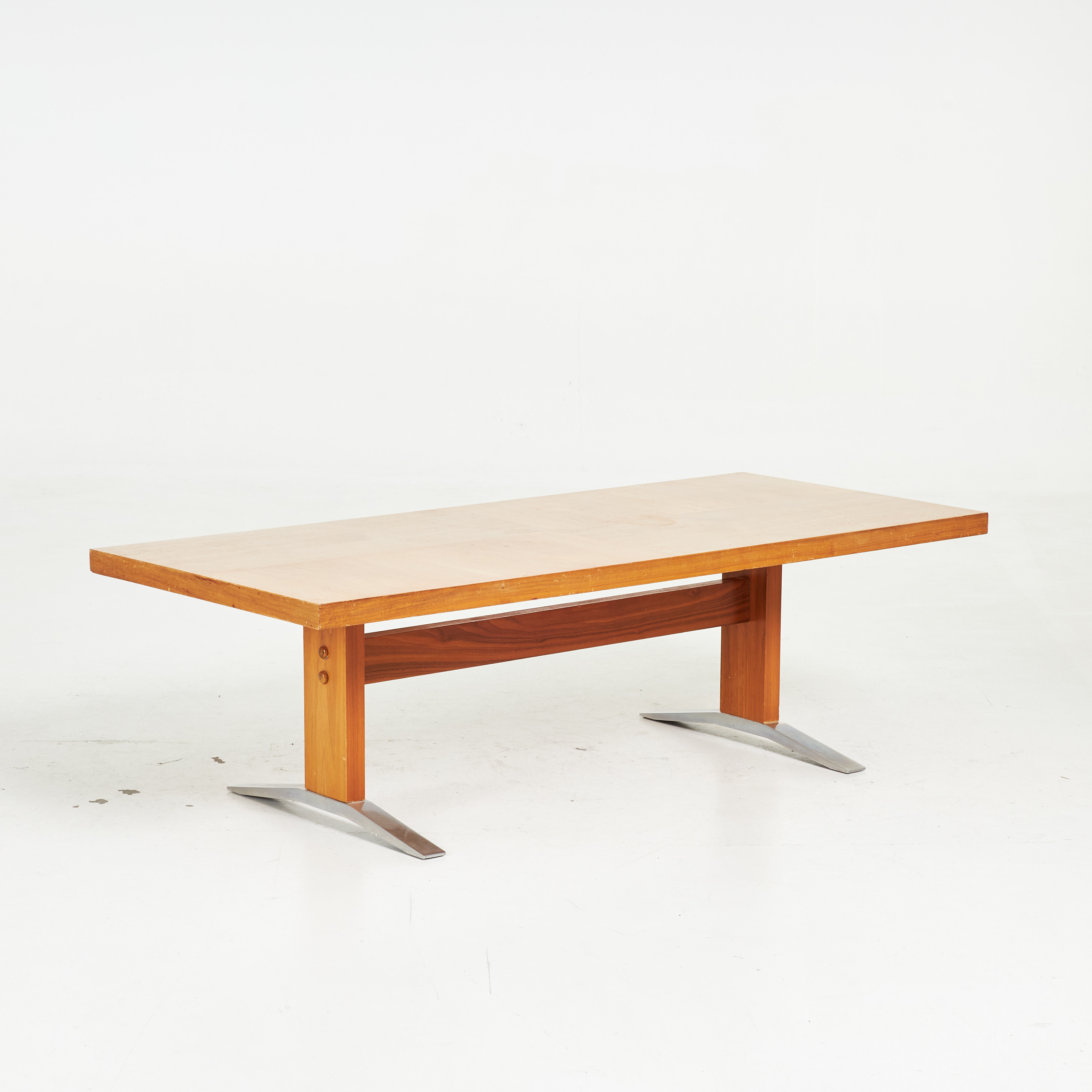 SOFFBORD. Fanérad i valnöt, 1900-talets andra hälft.