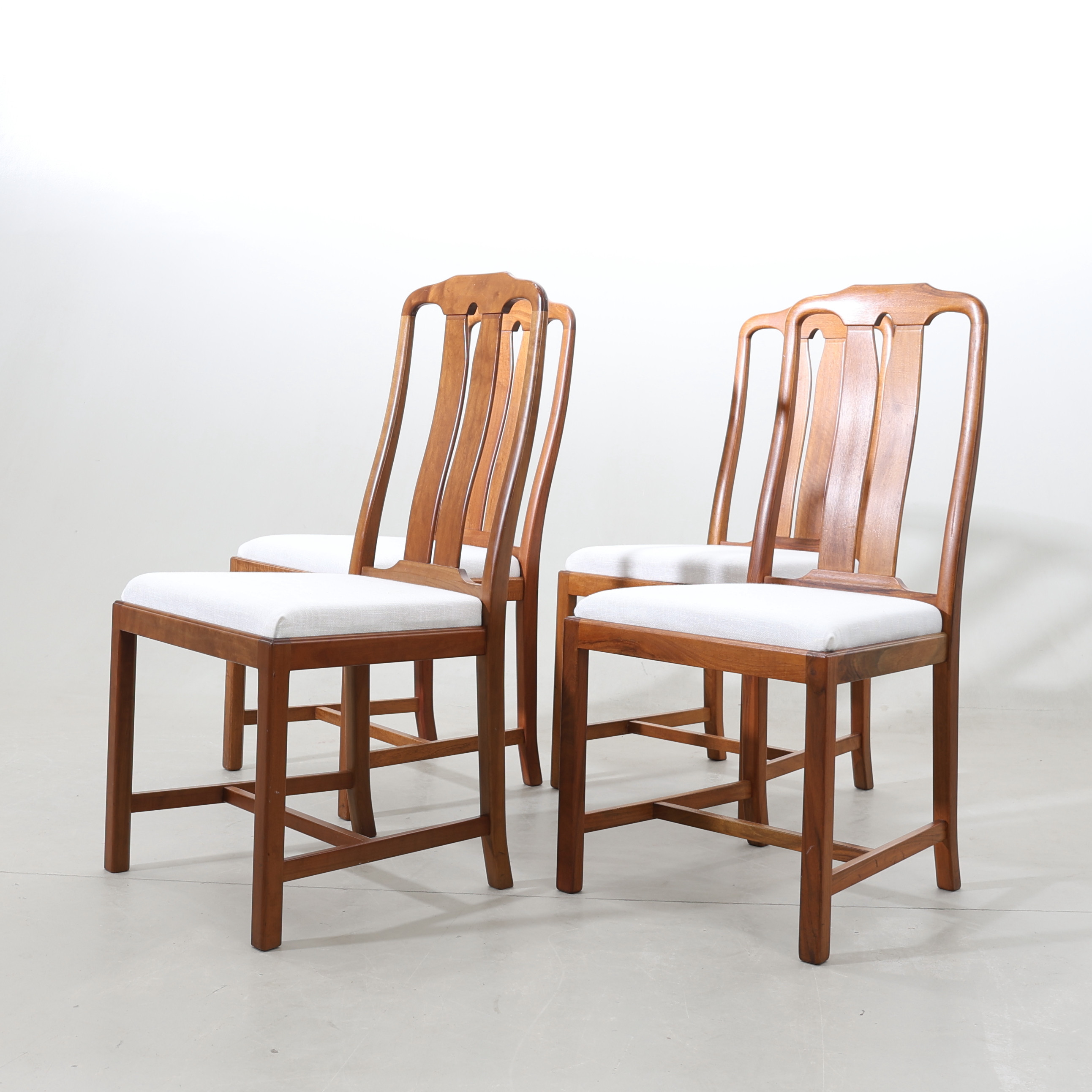 CARL MALMSTEN. Stolar, 4 st, valnöt, "Ambassadör", Åfors Möbelfabrik, 1900-talets andra hälft.