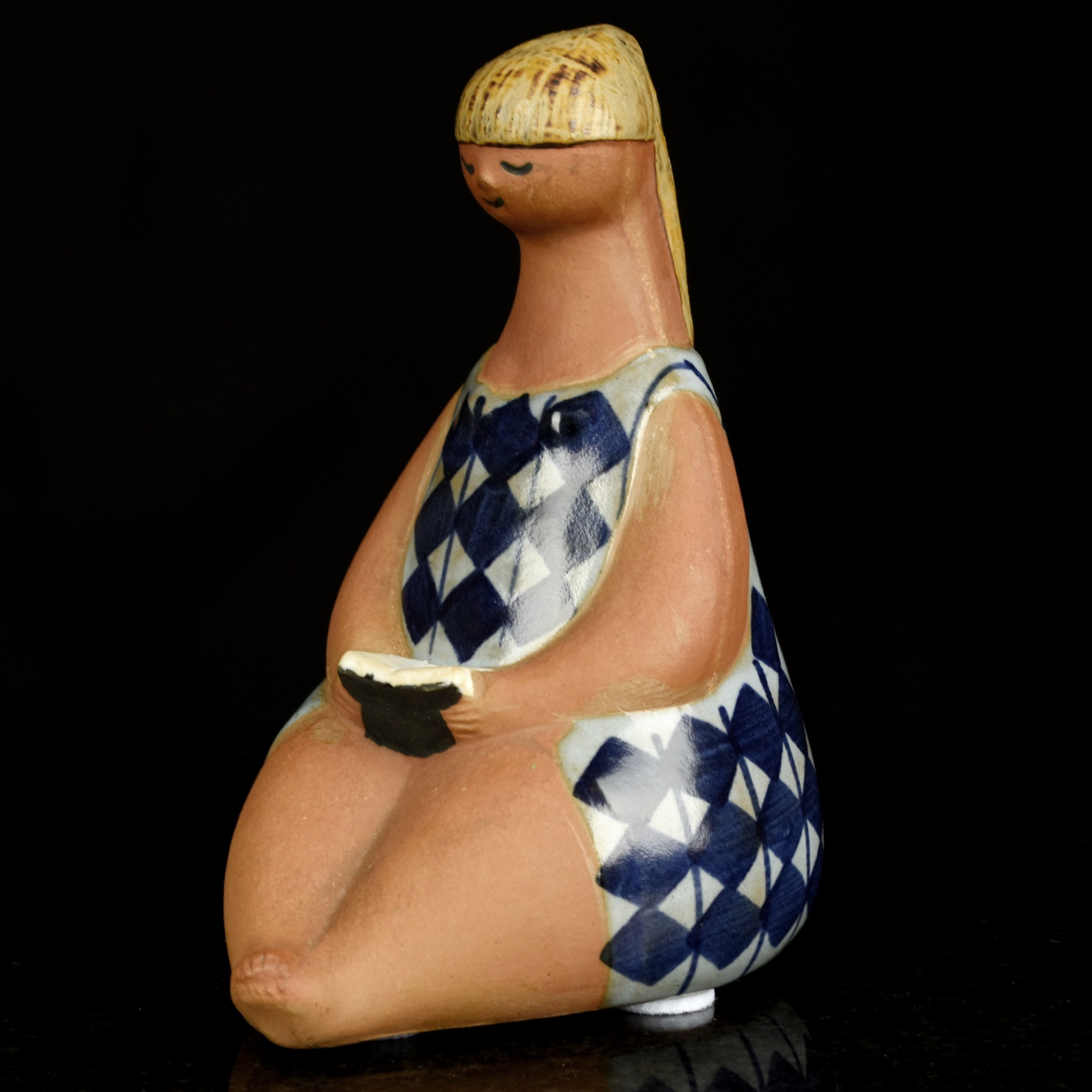 LISA LARSON. Gustavsberg, "Amalia" från serien "ABC-Flickorna", figurin i stengods.