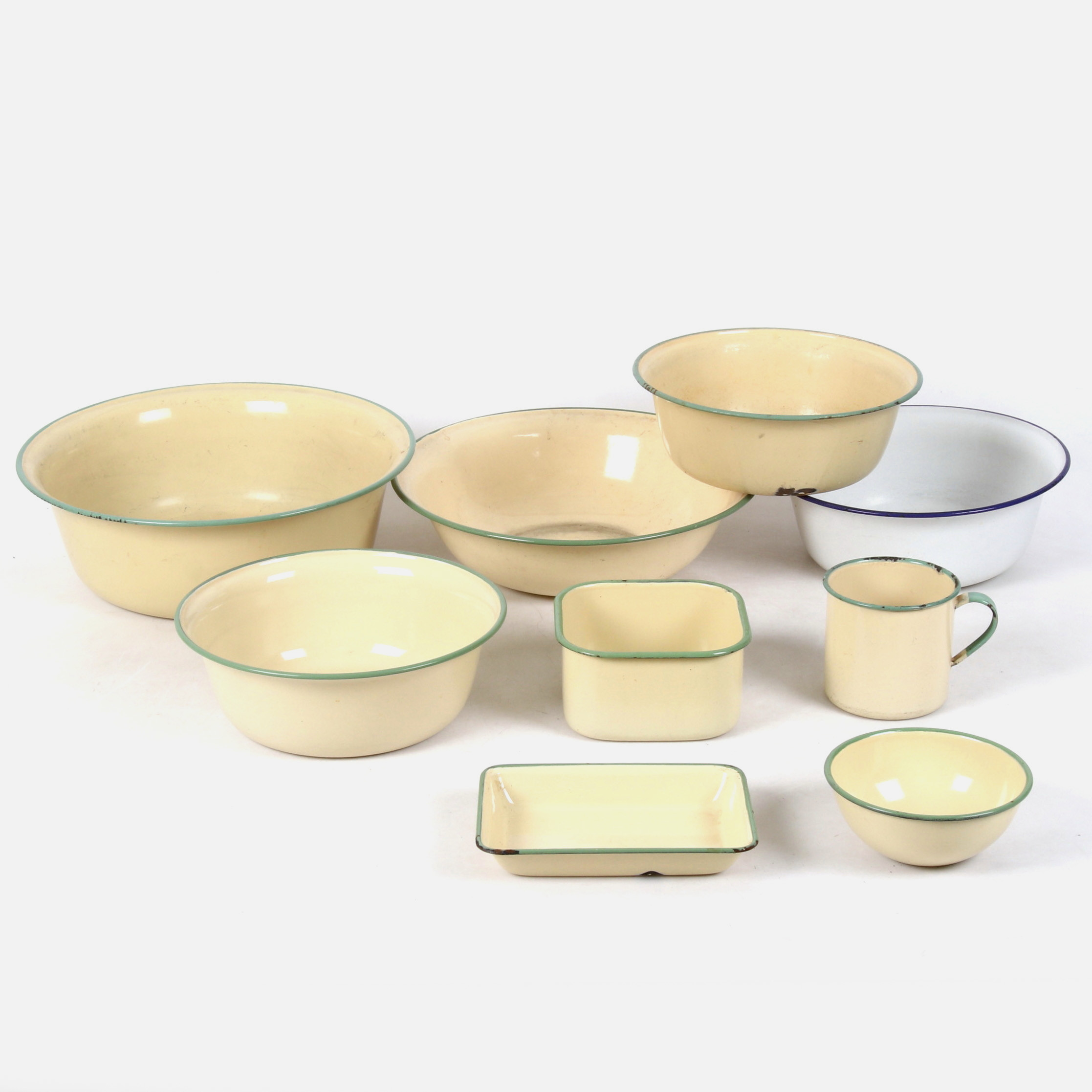 KOCKUMS, 9 delar, emalj, div bruksföremål, fat, skålar mm. 1900-talets första hälft.