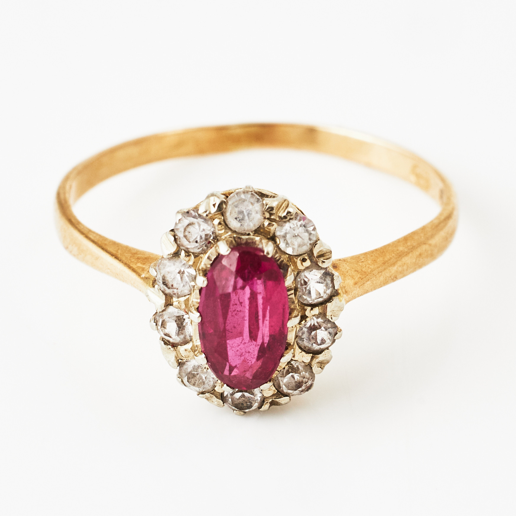 RING, 18 k guld, oval fasettslipad syntetisk rubin, fasettslipade vita stenar, 1900-talets första hälft, svensk kontrollstämpel.