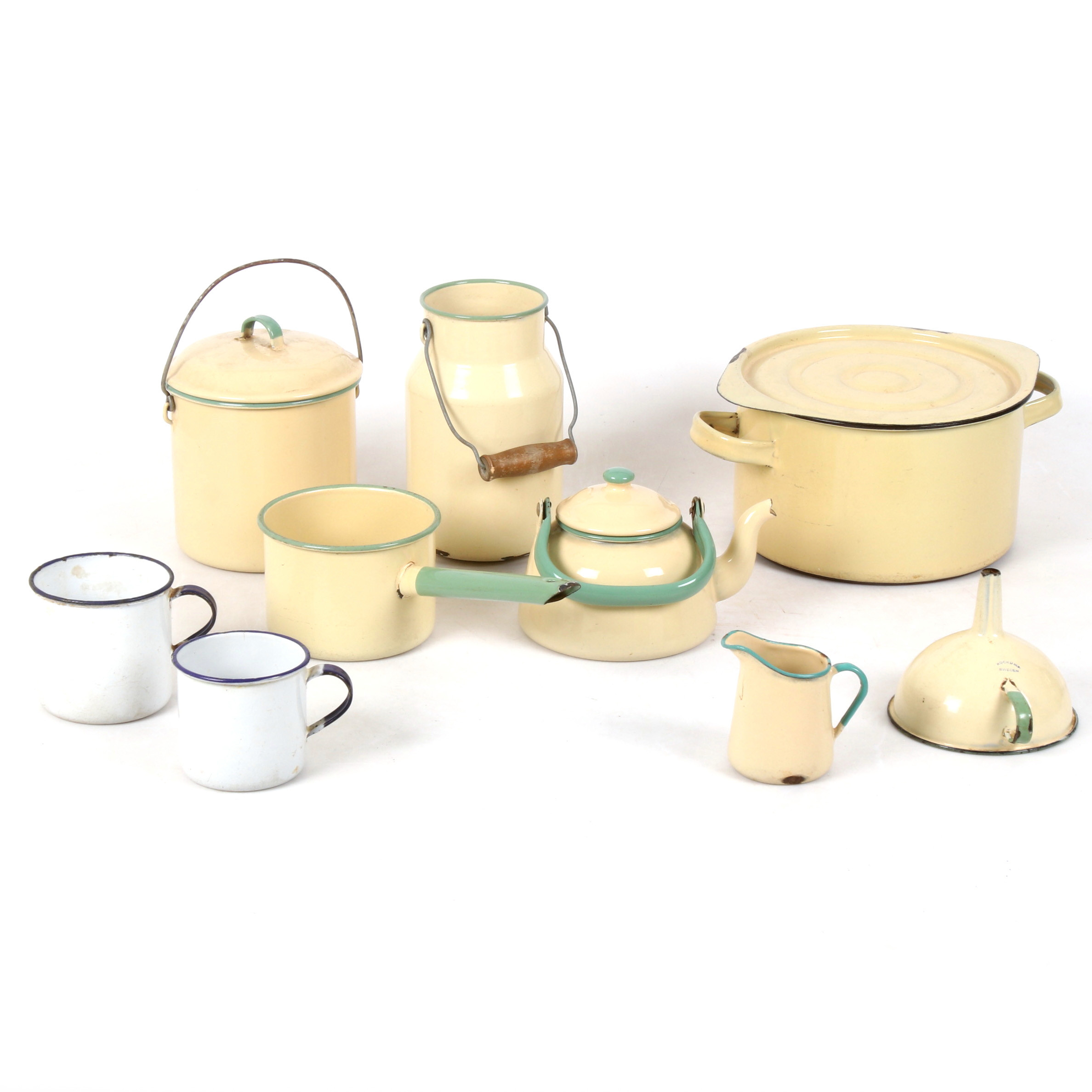 KOCKUMS, 9 delar, emalj, div bruksföremål, kaffekanna, byttor, kastrull med lock, mm. 1900-talets första hälft.