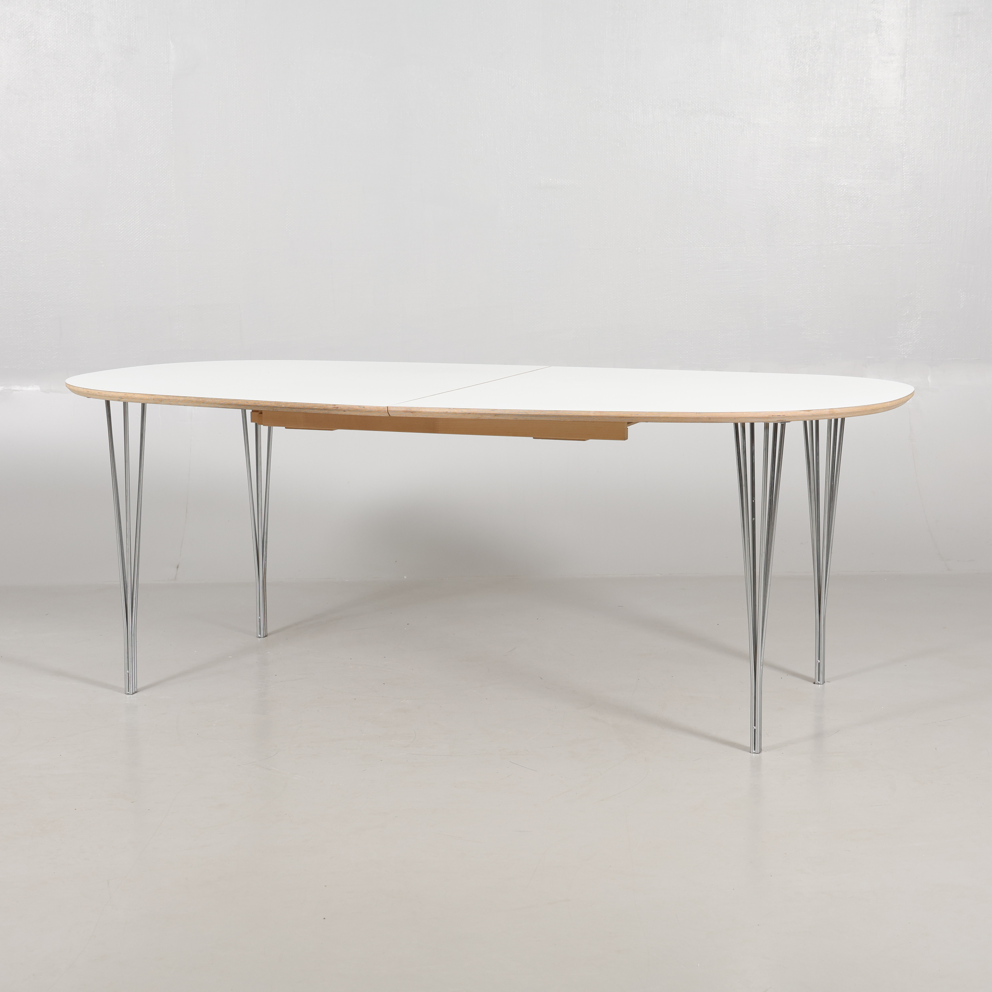 MATBORD, Haslev Møbelfabrik, Danmark. Brick- samt etikettmärkt. Samtida.