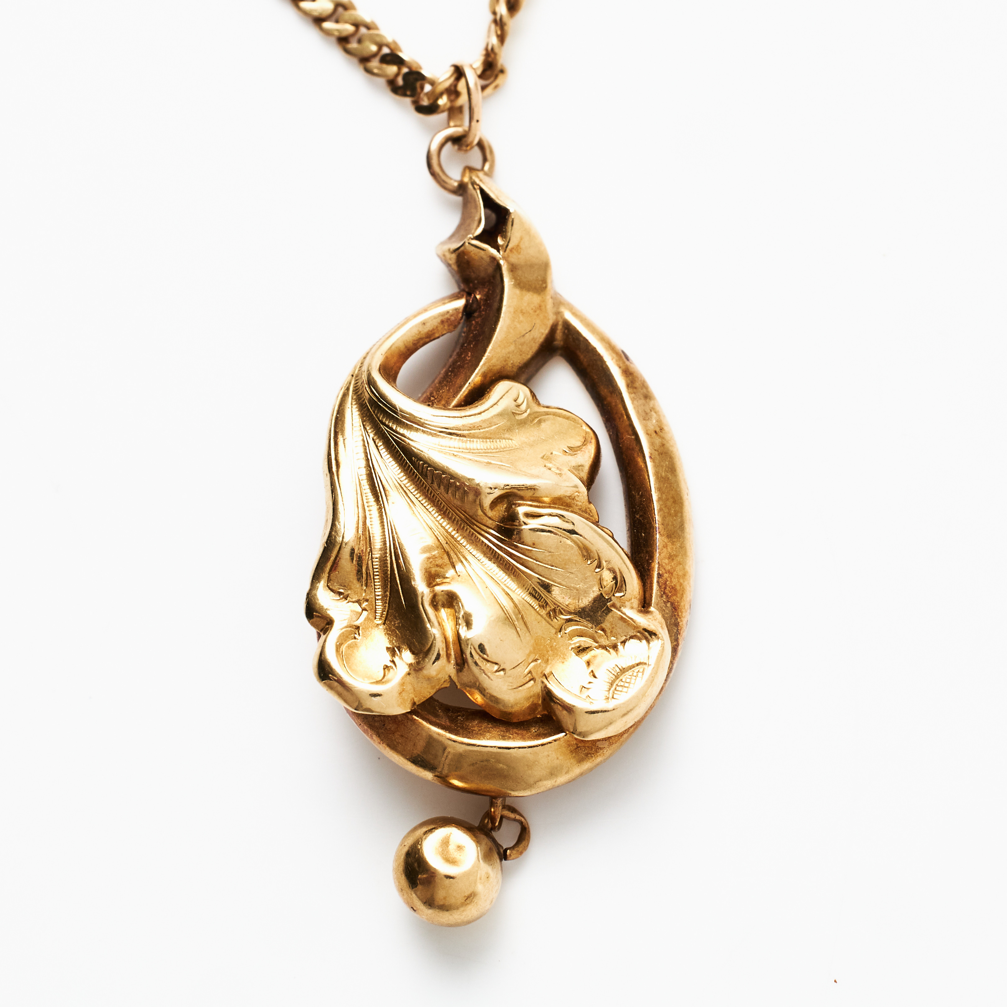 HÄNGE, dekor av akantusslinga, kulformad hängande dekordel, Gustaf Adolf Cedergren, Stockholm 1840/1850-tal (otydlig årsbokstav), KEDJA, 18 k guld, manglad pansarlänk, svensk kontrollstämpel.