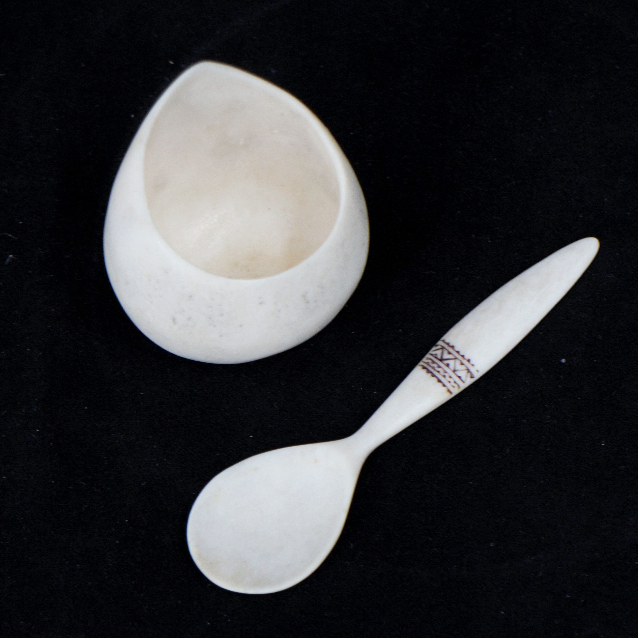 LARS PIRAK. Saltkar och sked, 2 delar, sameslöjd, renhorn, monogramsignerade.