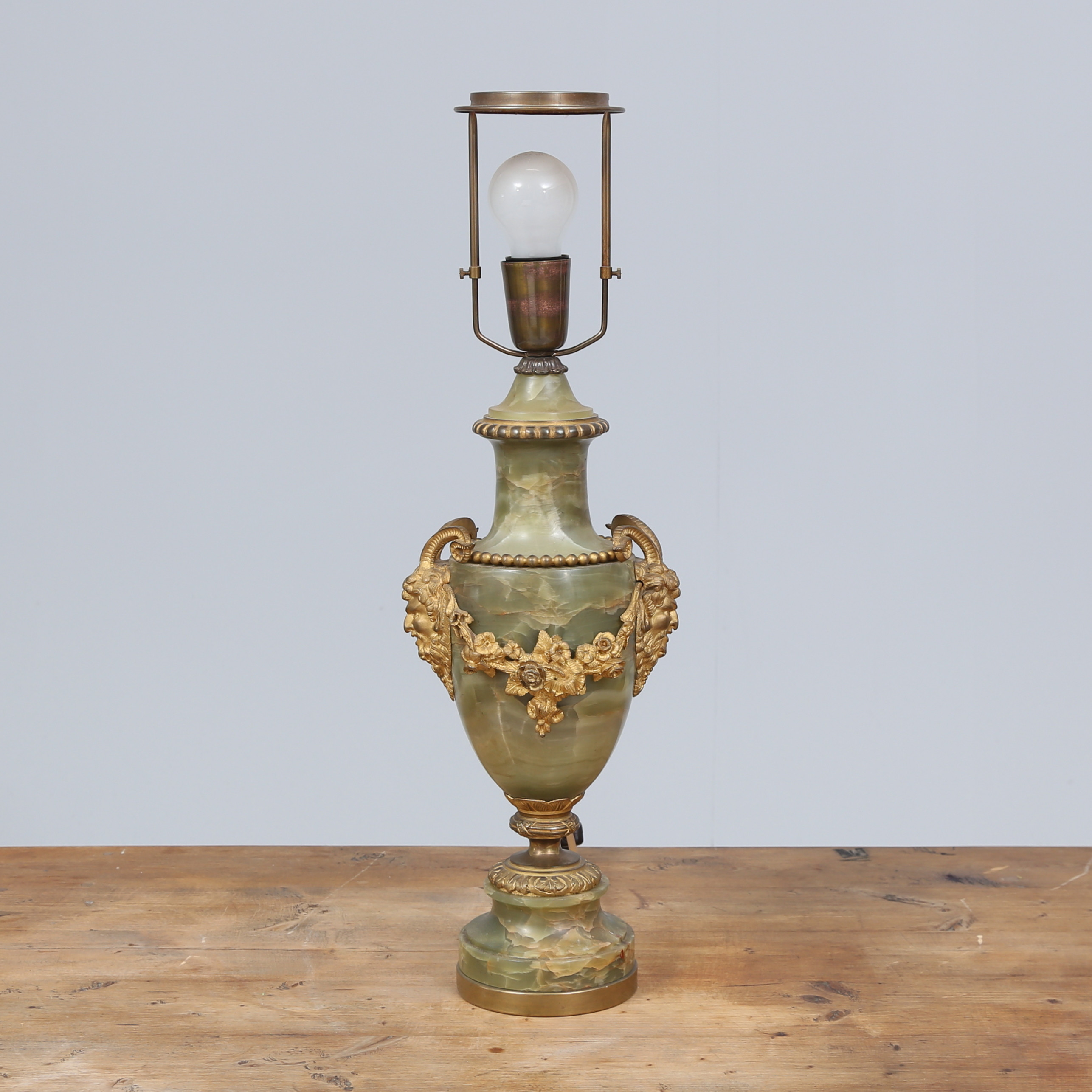 BORDSLAMPA, onyx och brons, Louis XVI-stil, 1900-talets första hälft.