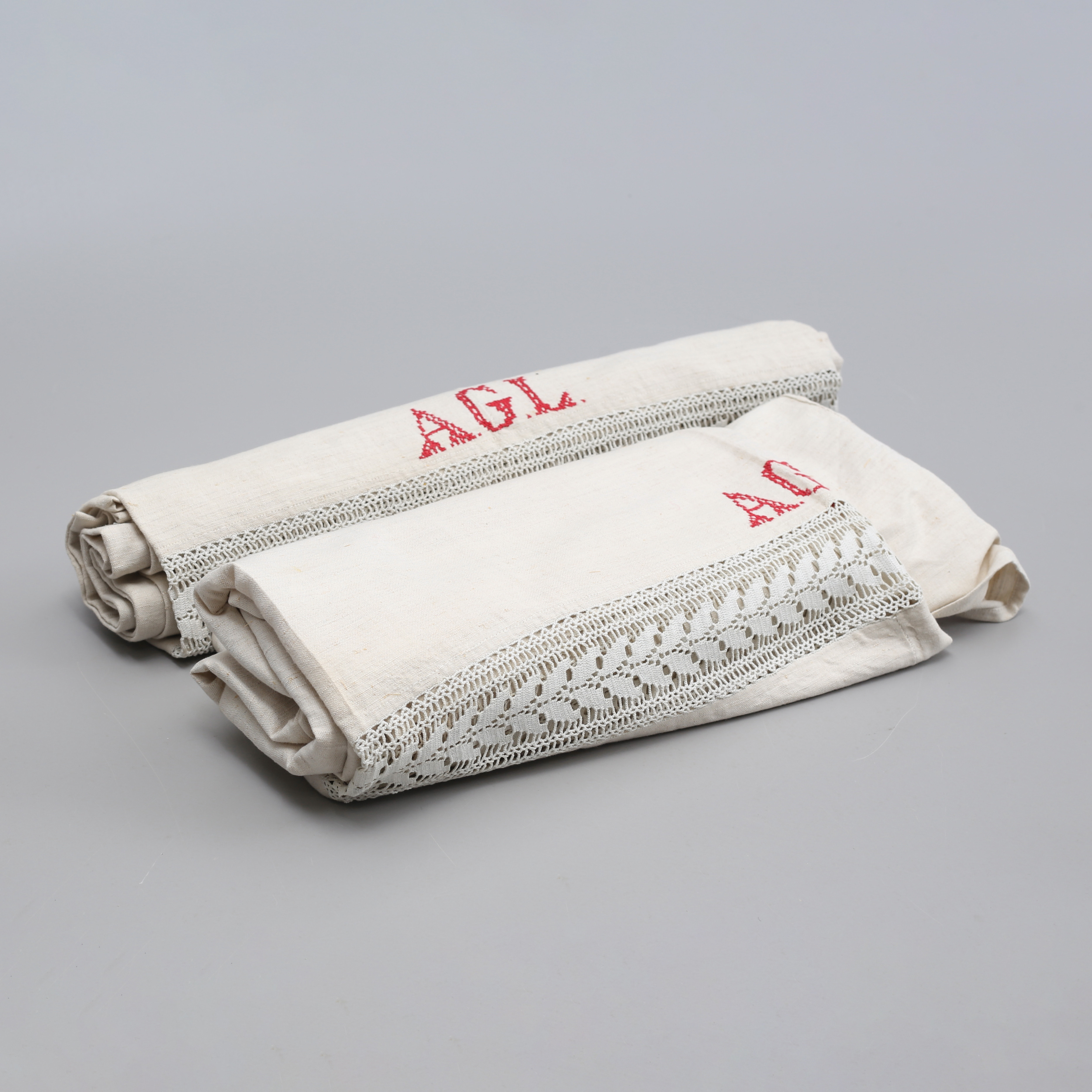 LAKAN, 2 st, grov väv med spets.