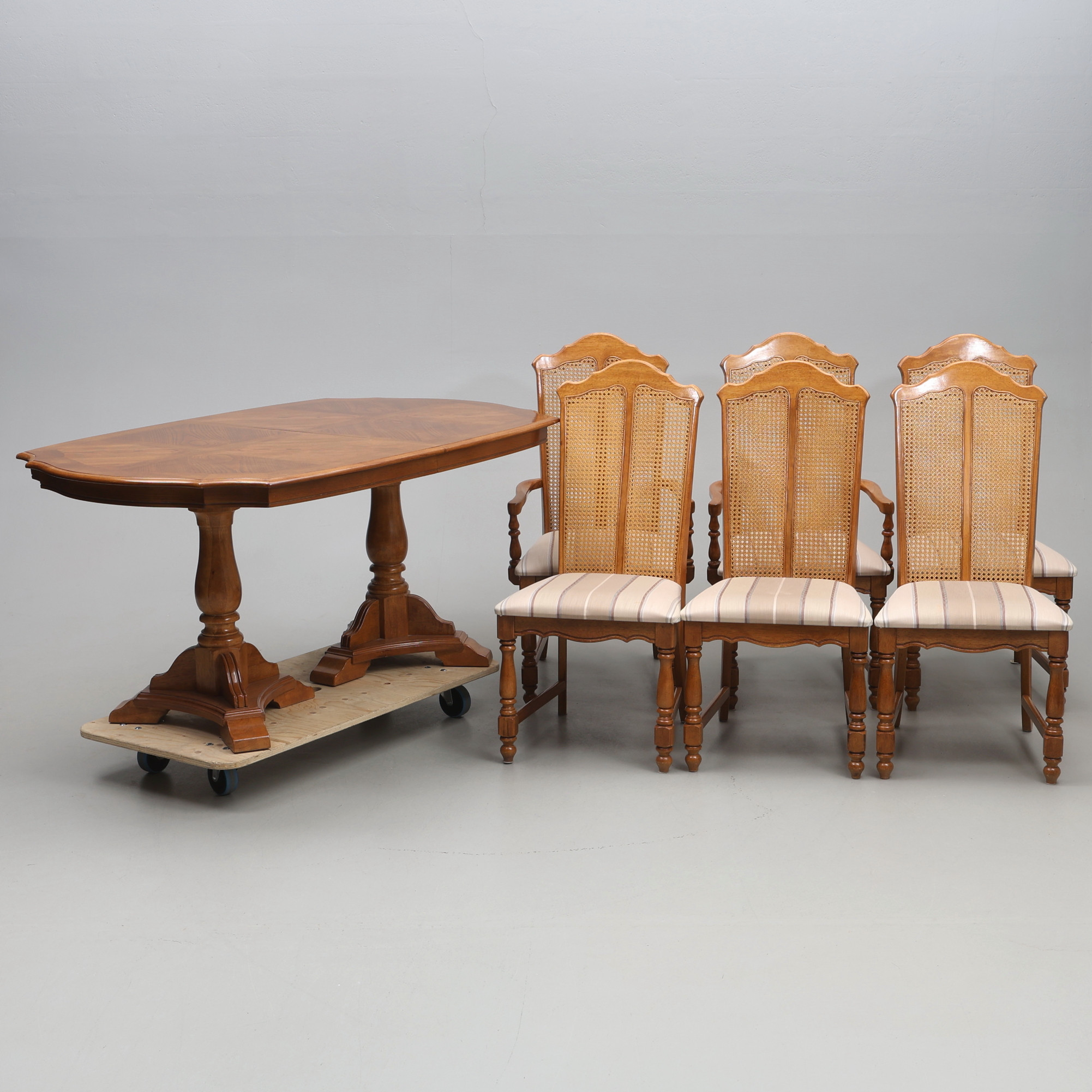 MATSALSMÖBEL. 7 delar, ekfanér, 1900-tal, med iläggsskivor.