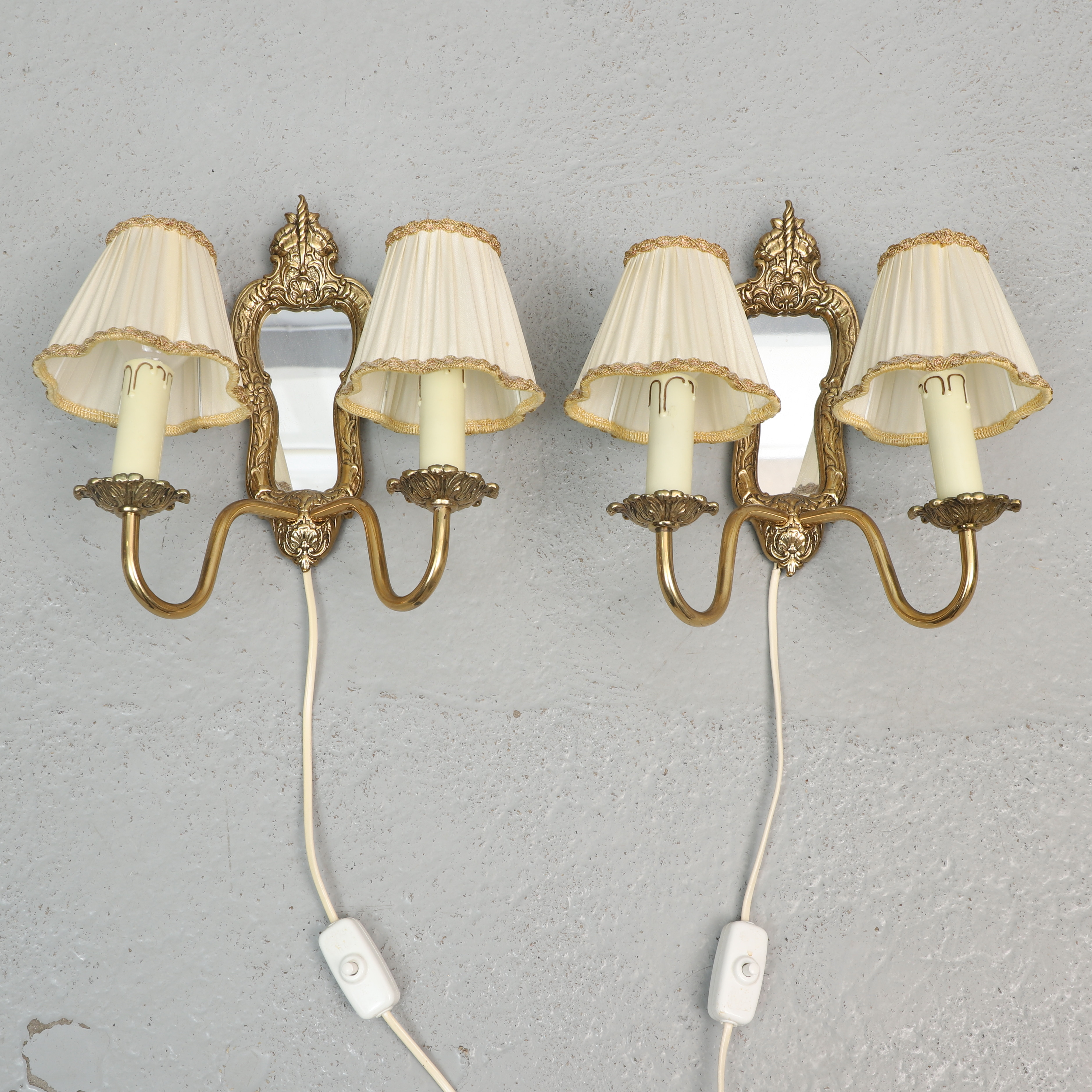 LAMPETTER MED SPEGEL, 1 par, gulmetall, K.E, 1900-tal.