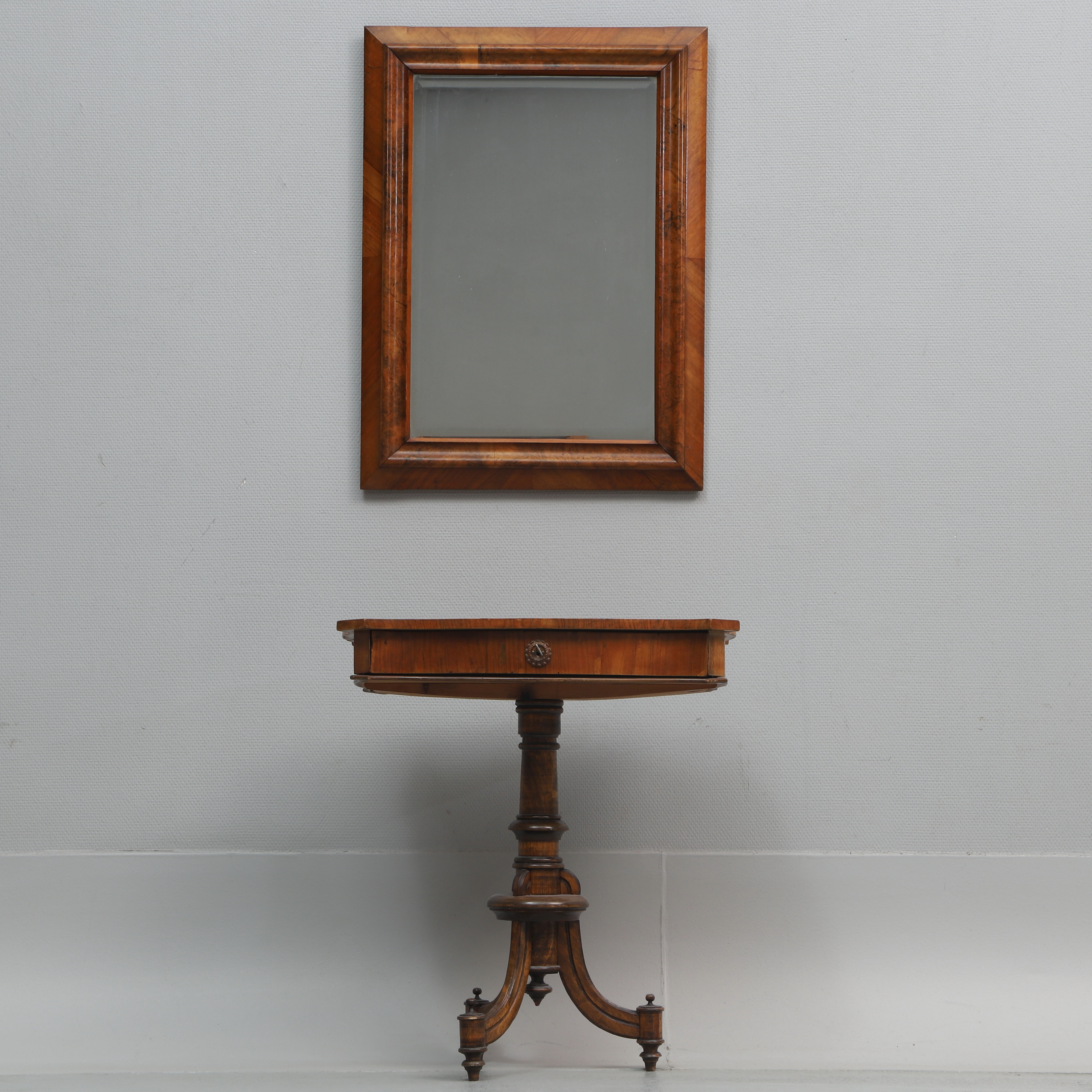 SPEGEL & PELARBORD, valnöt, rotfanér, 1800/1900-tal.