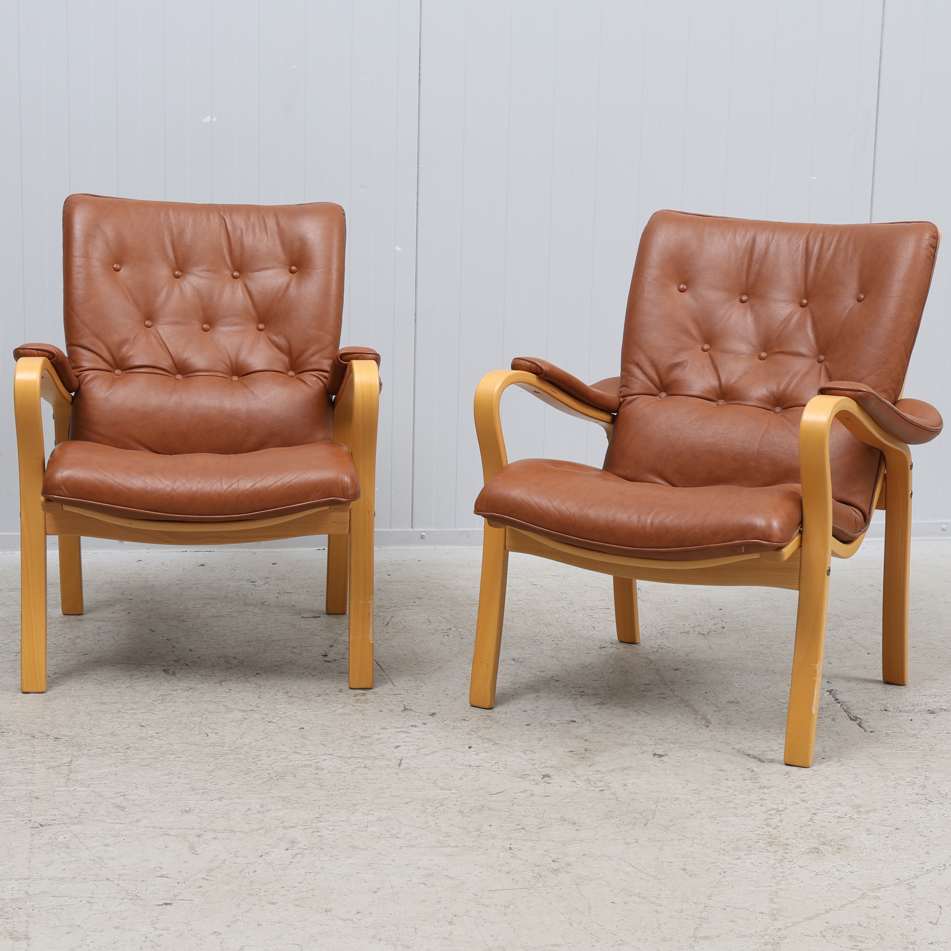 FÅTÖLJER, 1 par, skinn & bok, Gustaf Axel Berg, Bröderna Andersson, 1900-talets senare hälft.