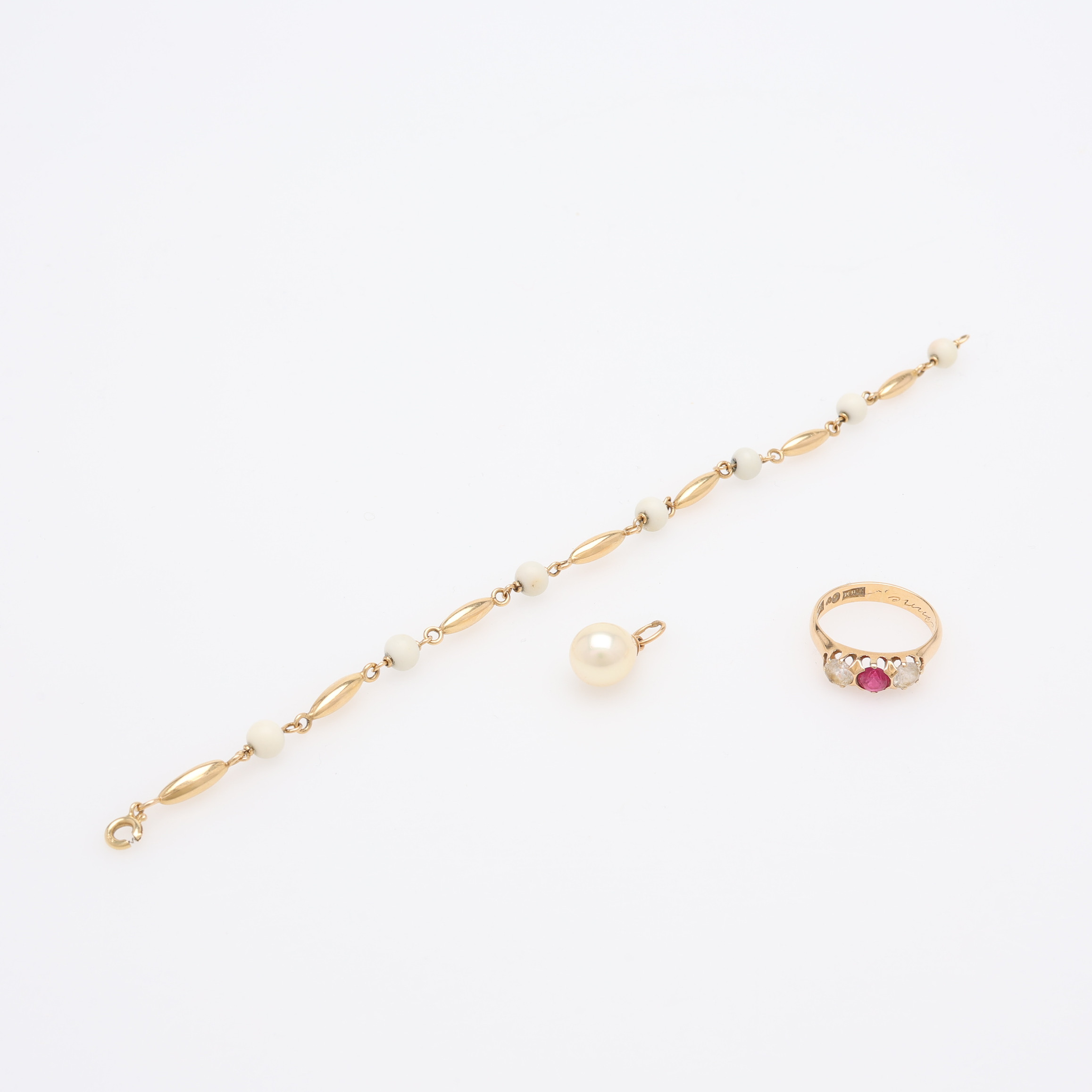 SMYCKEN, TRE DELAR, 18K GULD, TOTAL VIKT CA 11,8 GRAM.