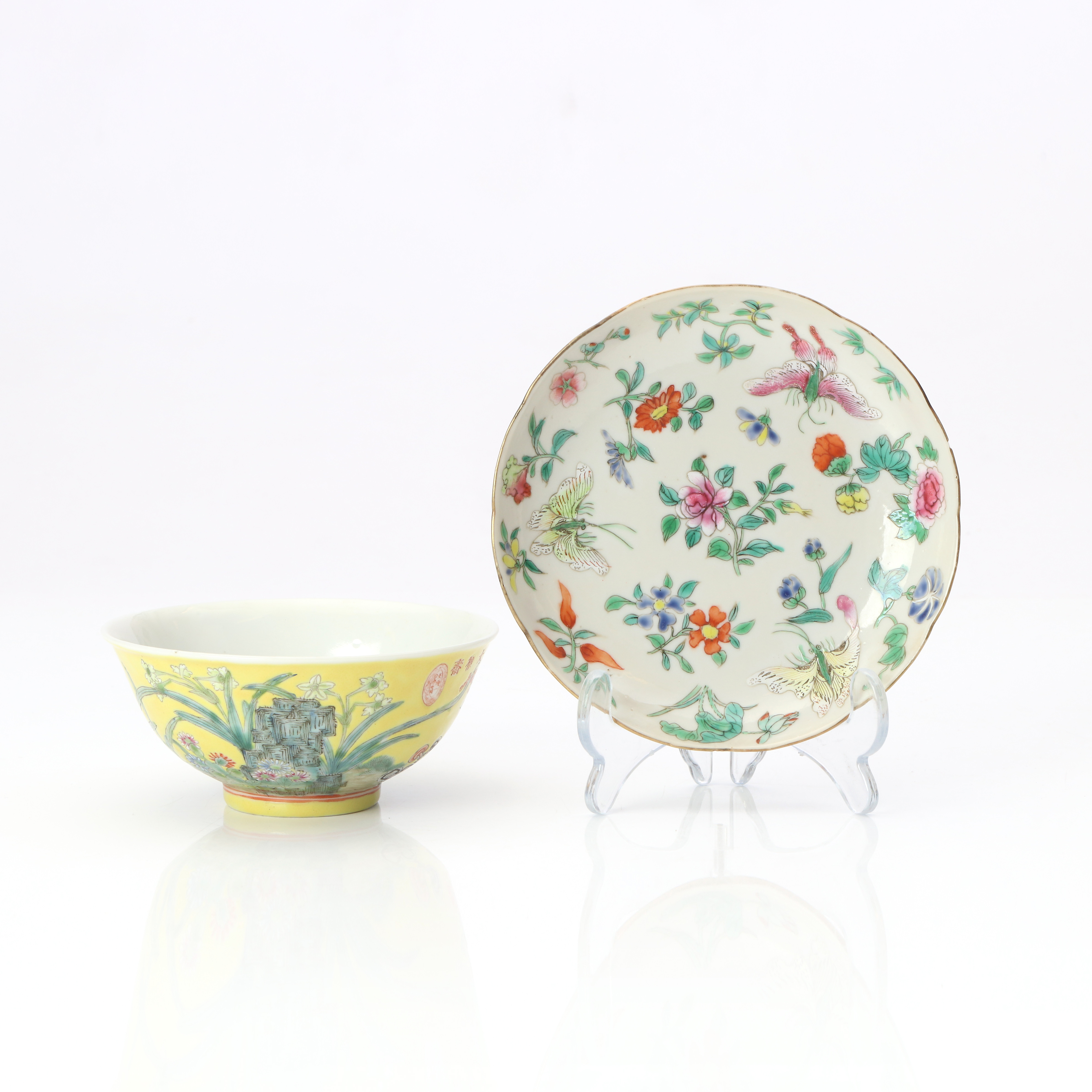 SKÅL OCH FAT. Porslin med polykrom dekor. Kina, 1900-tal.