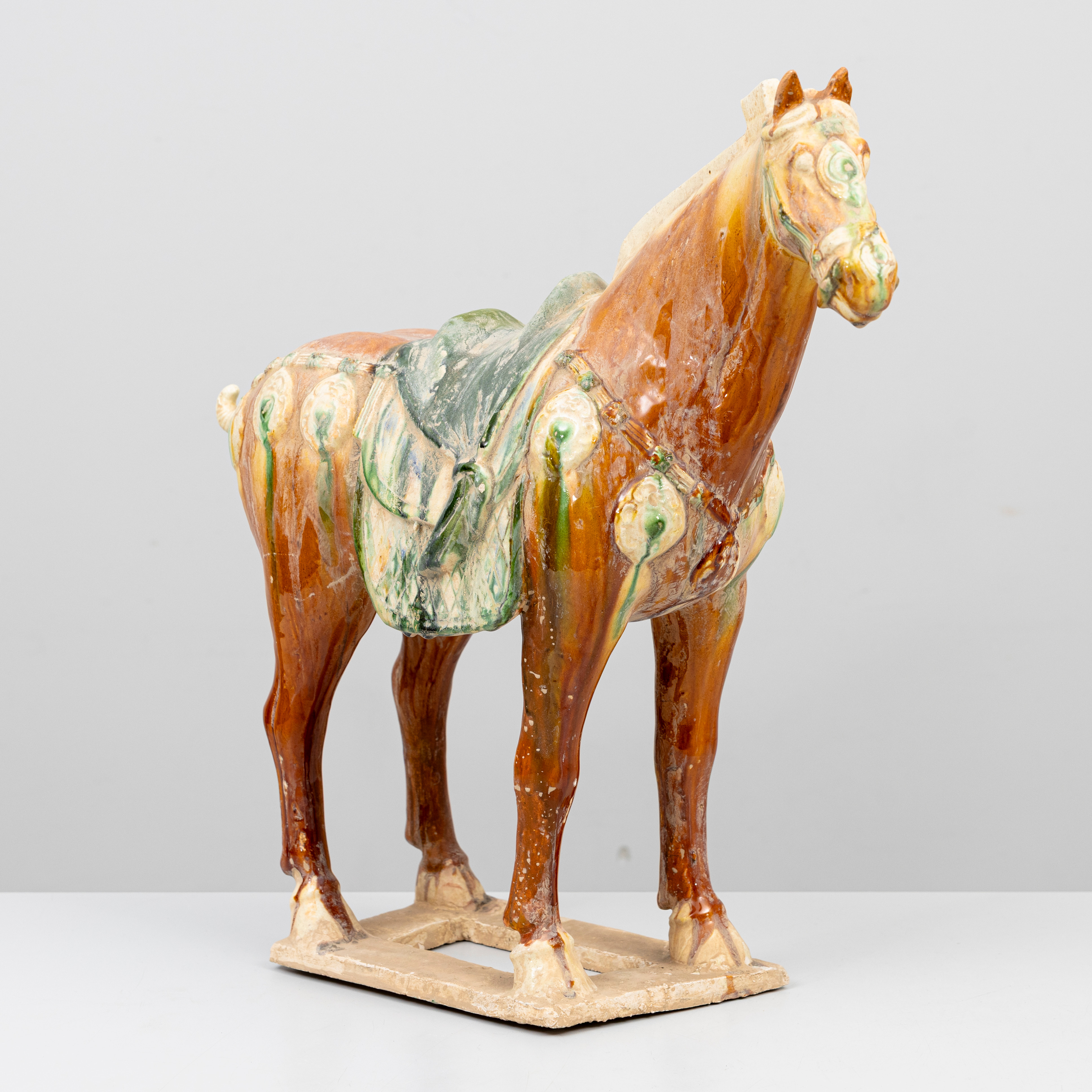 SKULPTUR, häst, sancaiglasyr, Tang-stil, Kina, 1900-tal.