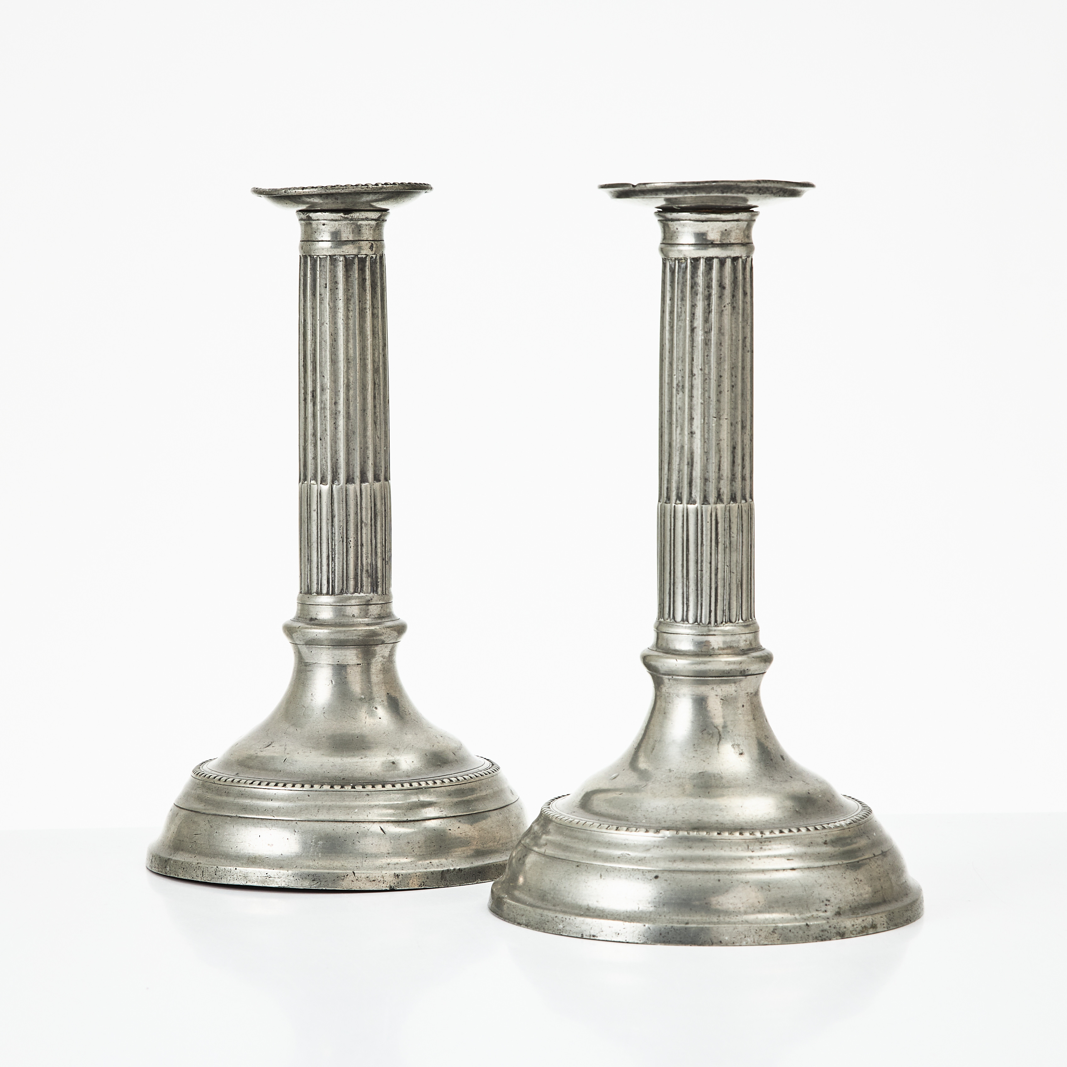 CARL GUSTAF MALMBORG. (Stockholm 1767-1806), ljusstakar, ett par, gustavianska, tenn, i form av kolonner, 1801.