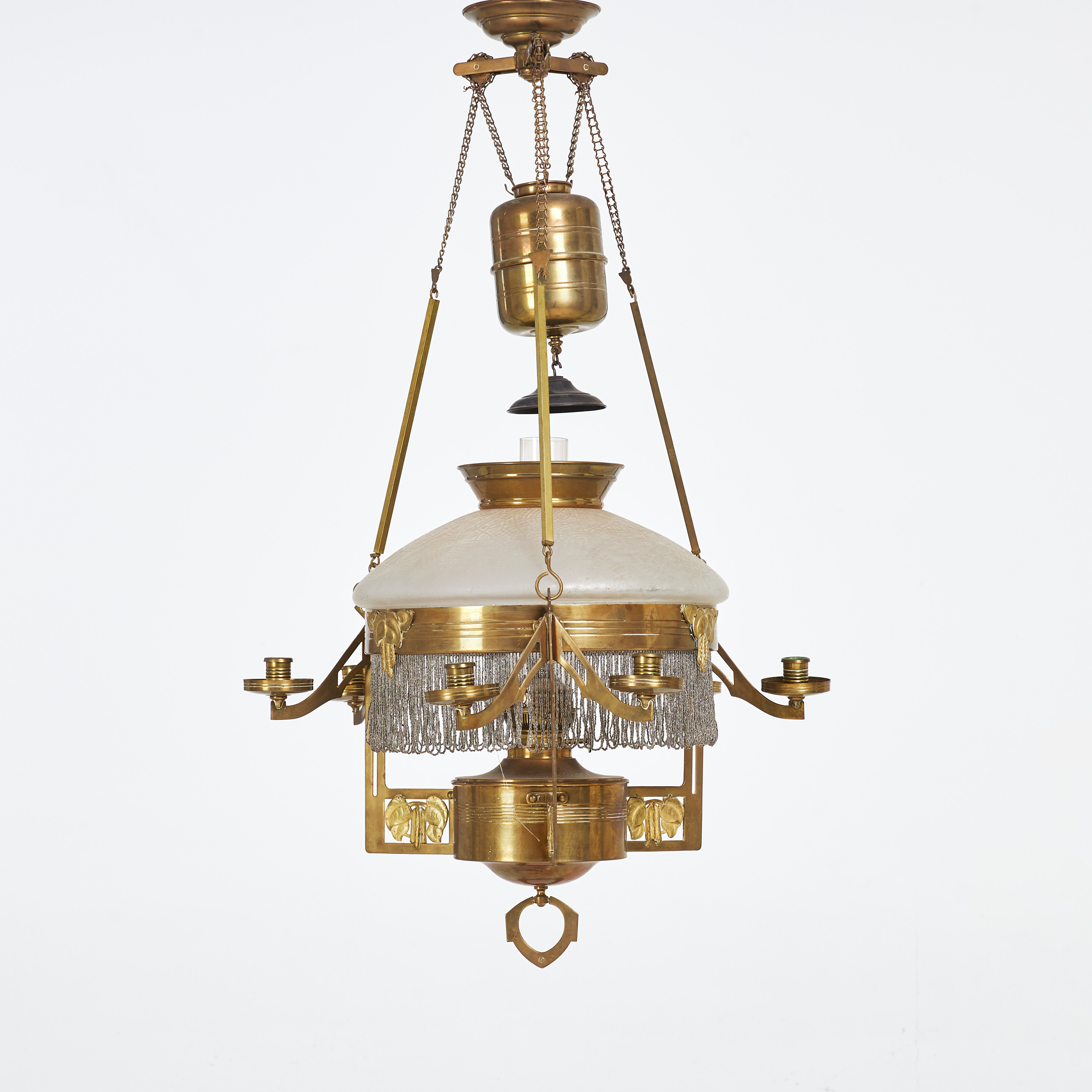 TAKLAMPA, Jugend, sex ljusarmar, fotogen, mässing, opak kupa i strukturglas, pärlfransar, dekor björkens blad och hänge.