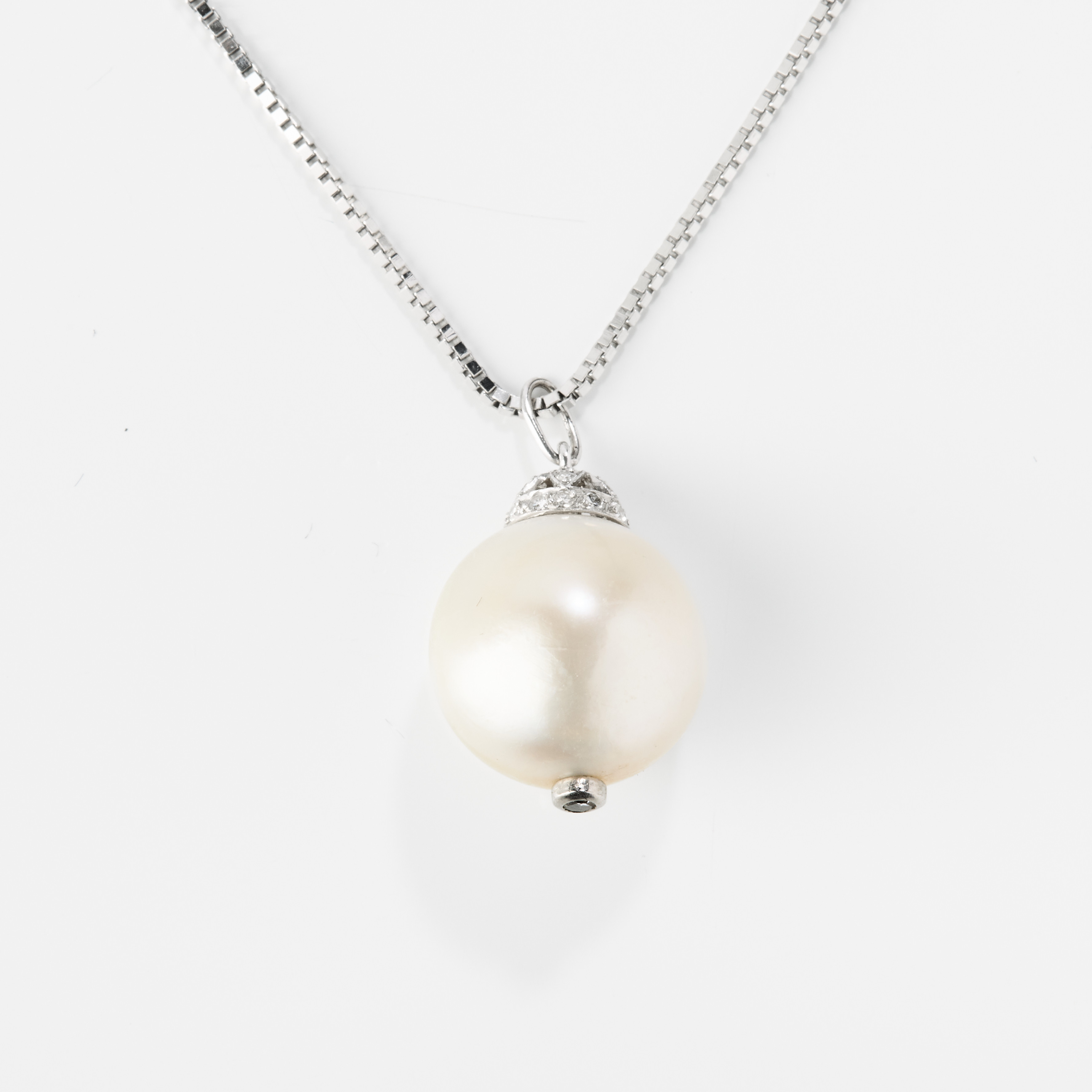 HÄNGE, 18K vitguld med en pärla, sannolikt naturlig och diamanter, 1920-tal.