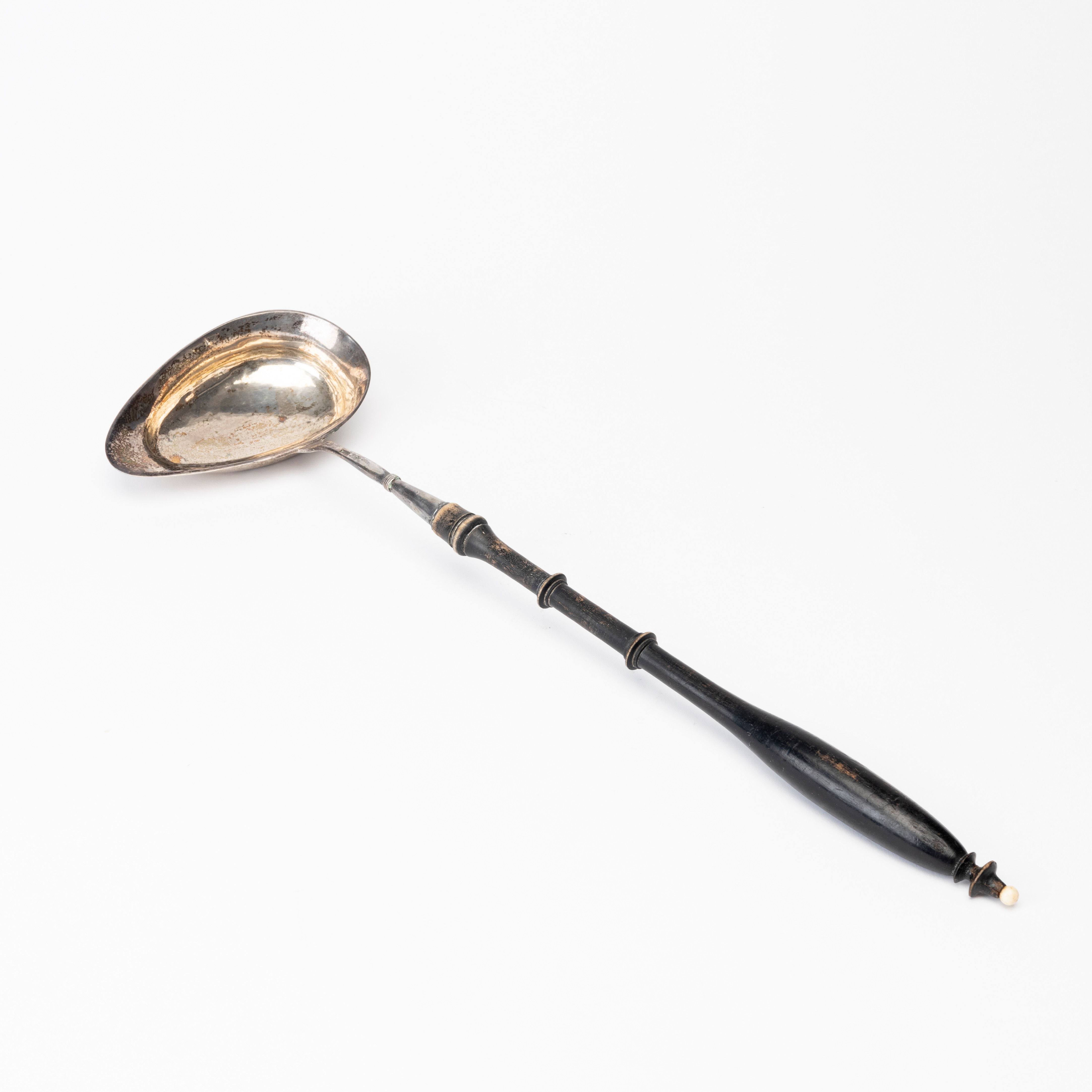 SOPPSLEV, silver med trähandtag, otydliga stämplar.