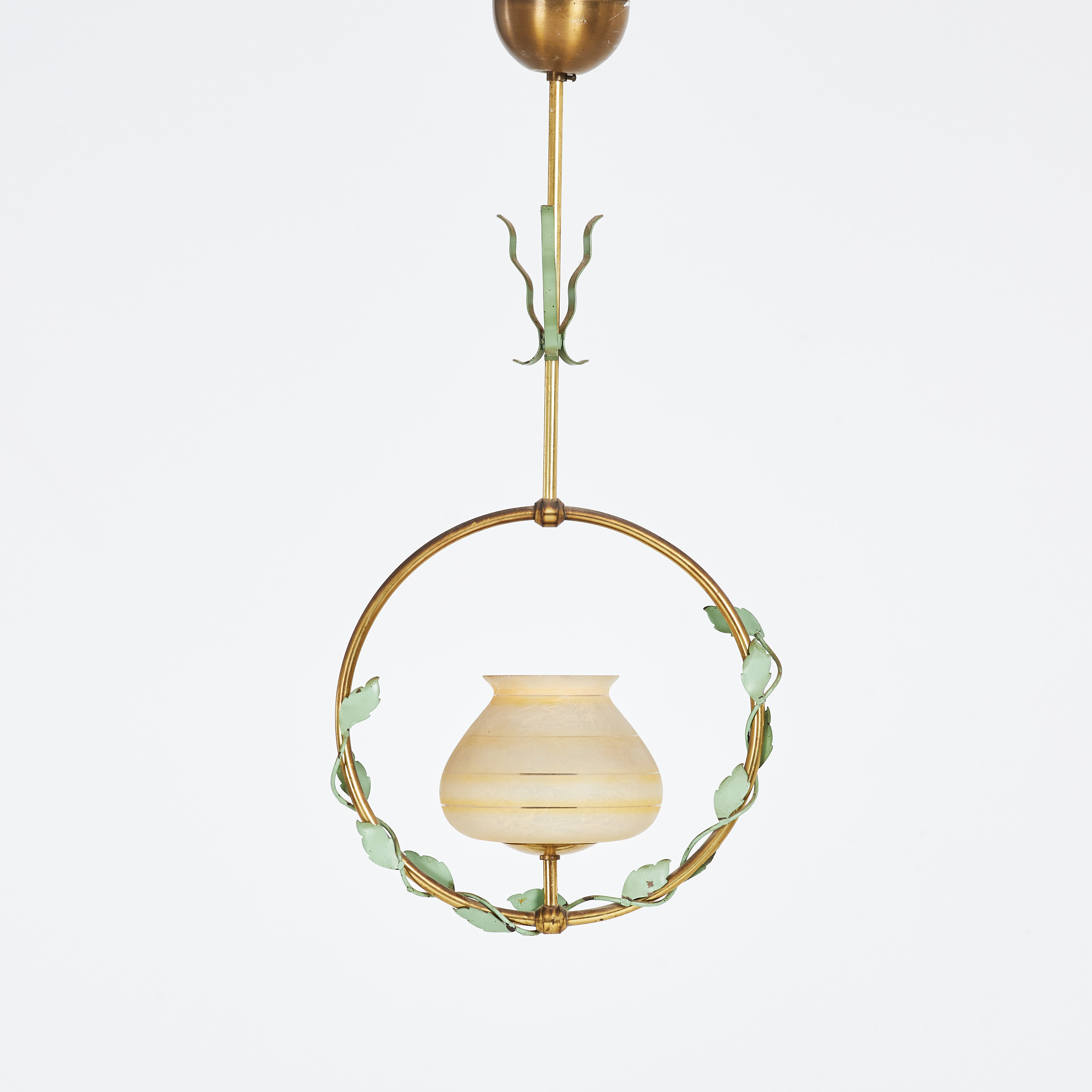 TAKLAMPA, stomme i gulmetall, dekor av löv, kupa i glas, en ljuspunkt.