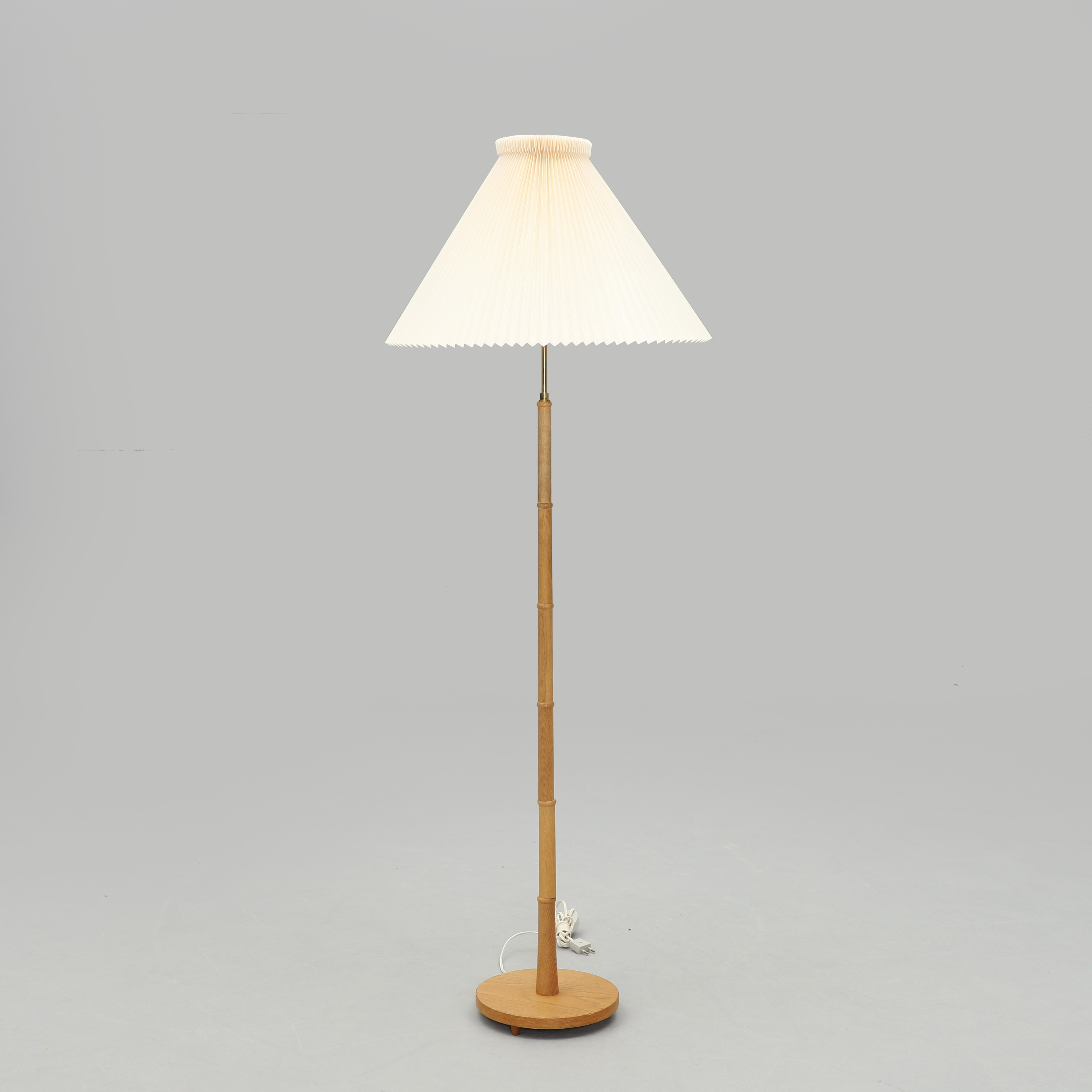 GOLVLAMPA, trä, Le Klint-skärm, Danmark, 1900-talets mitt.