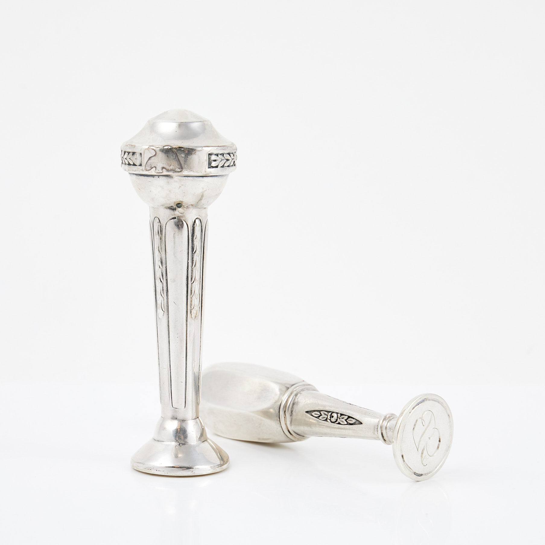 SIGILLSTÄMPLAR, 2 st, ena med silverstämplar, ciselerad dekor.