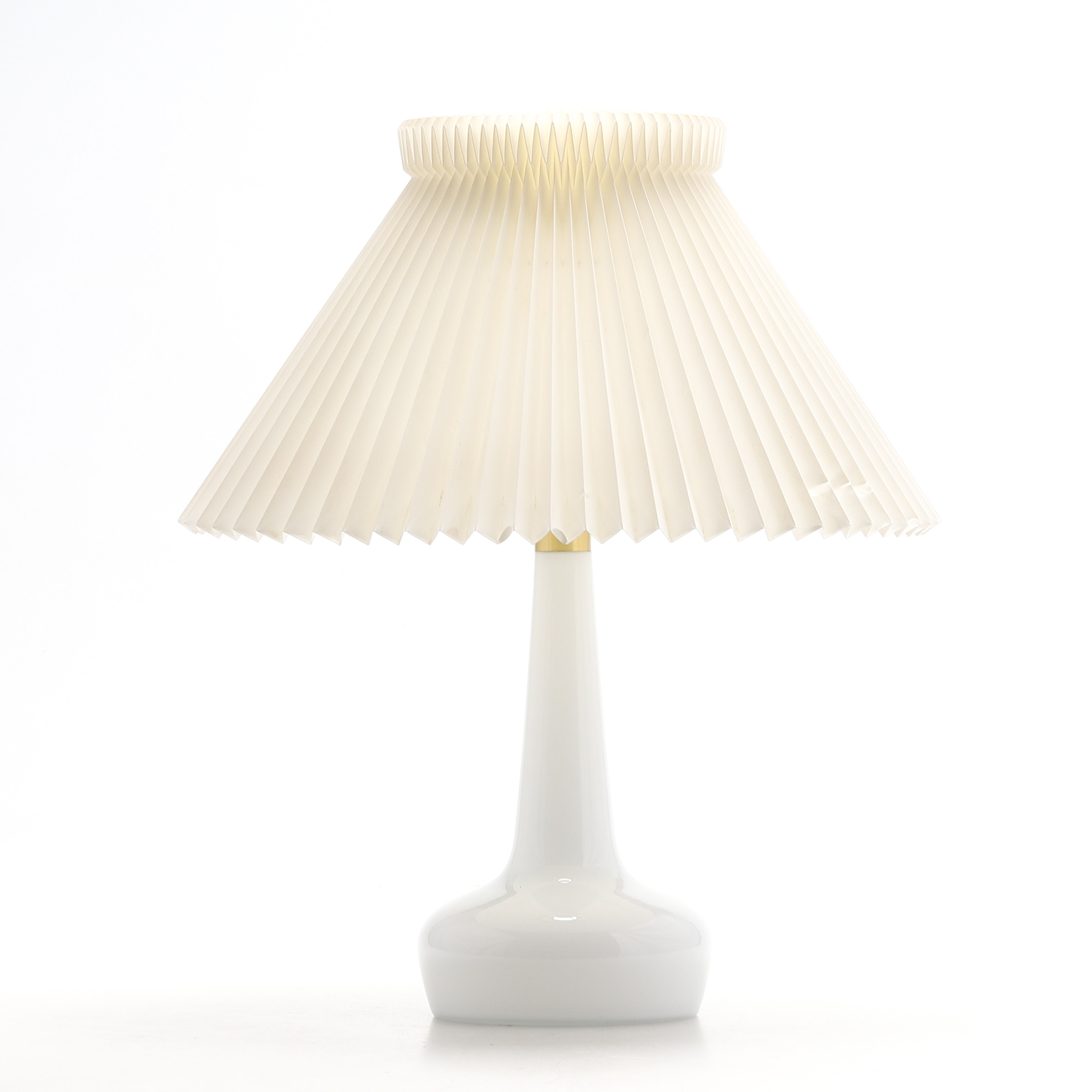 ESPEN KLINT. BORDSLAMPA, vitt glas, Le Klint, Danmark.