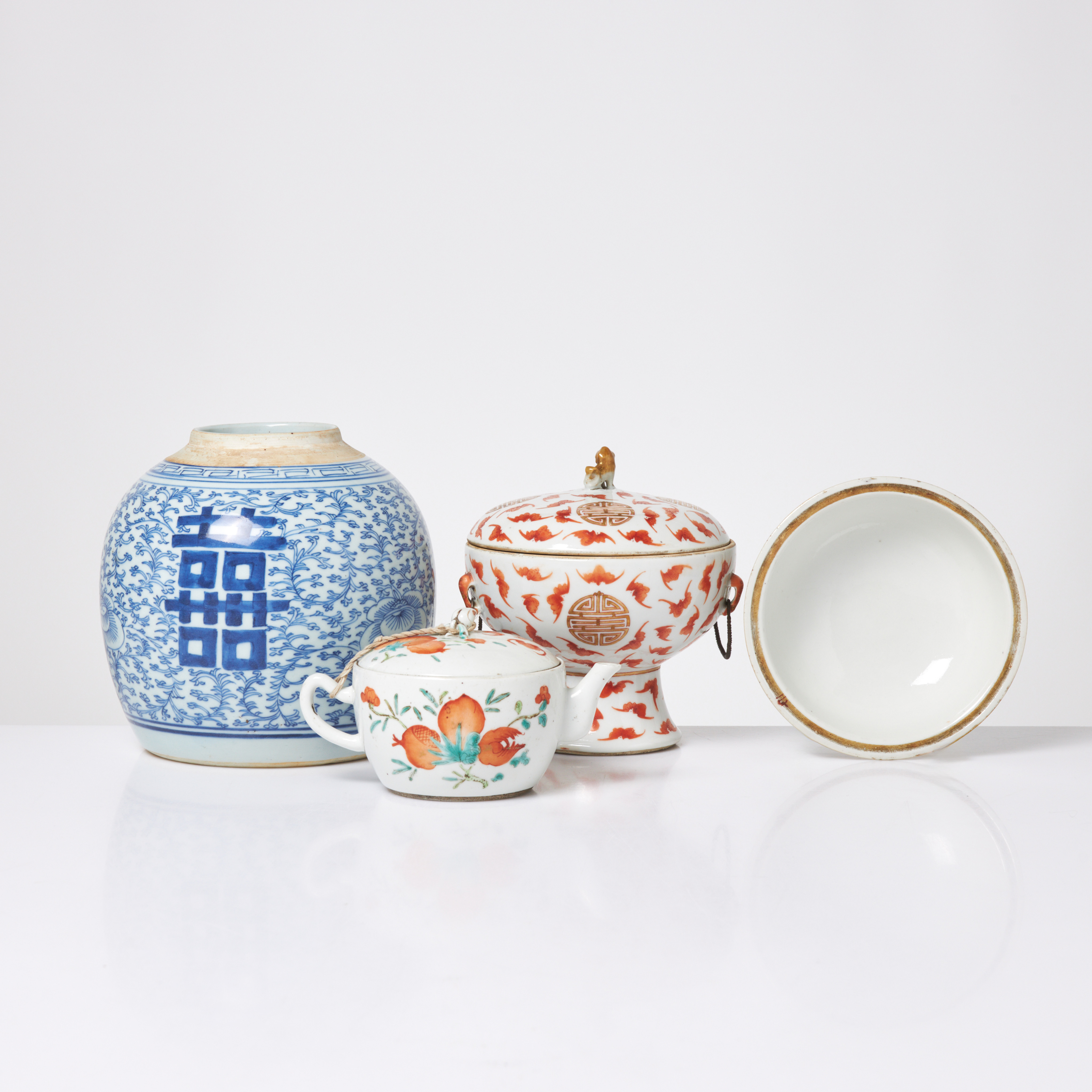 BOJAN, SKÅL, TEKANNA och SKÅL MED LOCK. 1800/1900 tal, underglasyrblått, emaljdekor.