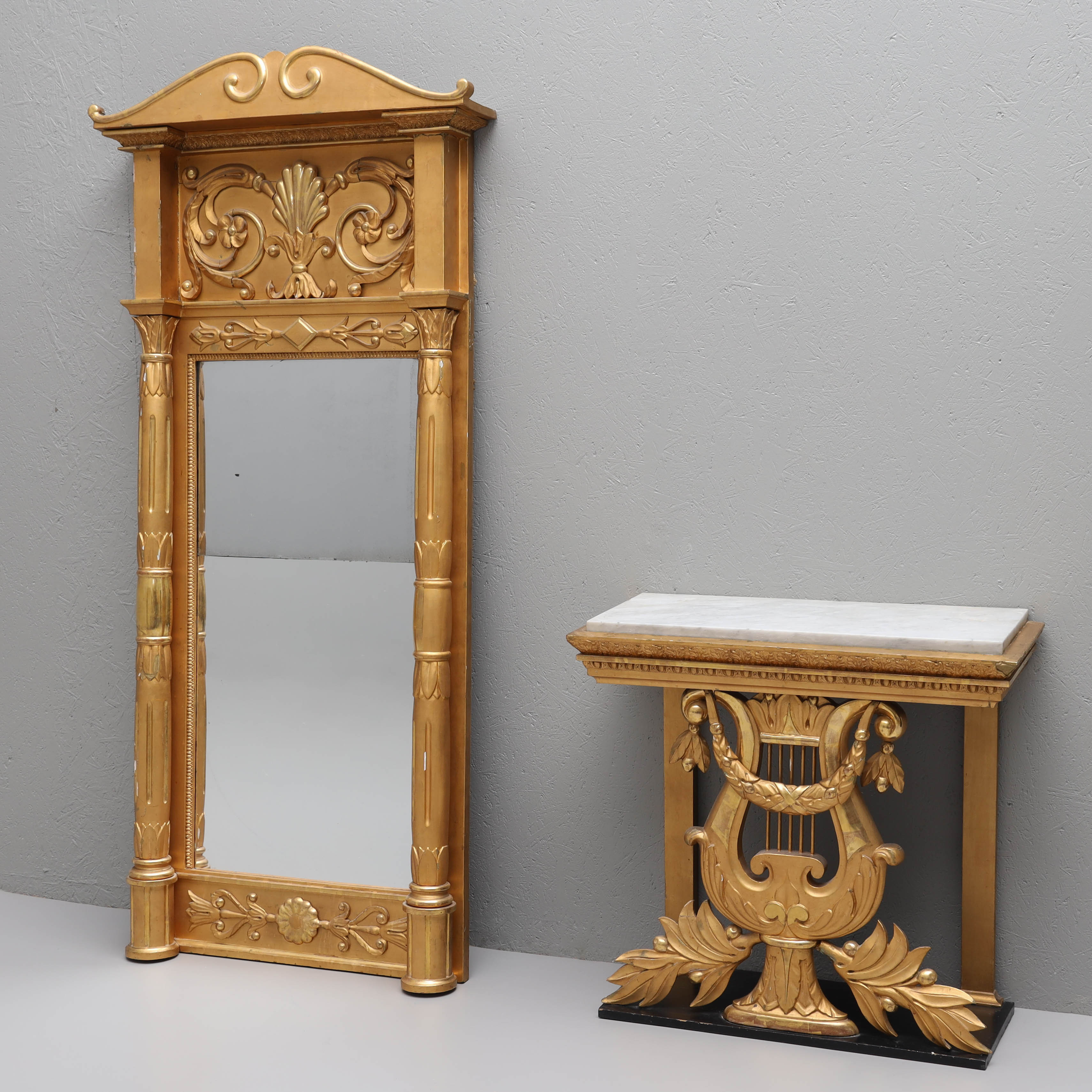 SPEGEL med KONSOLBORD, förgyllda, marmorskiva, empire, med proveniens, 1800-talets första hälft.