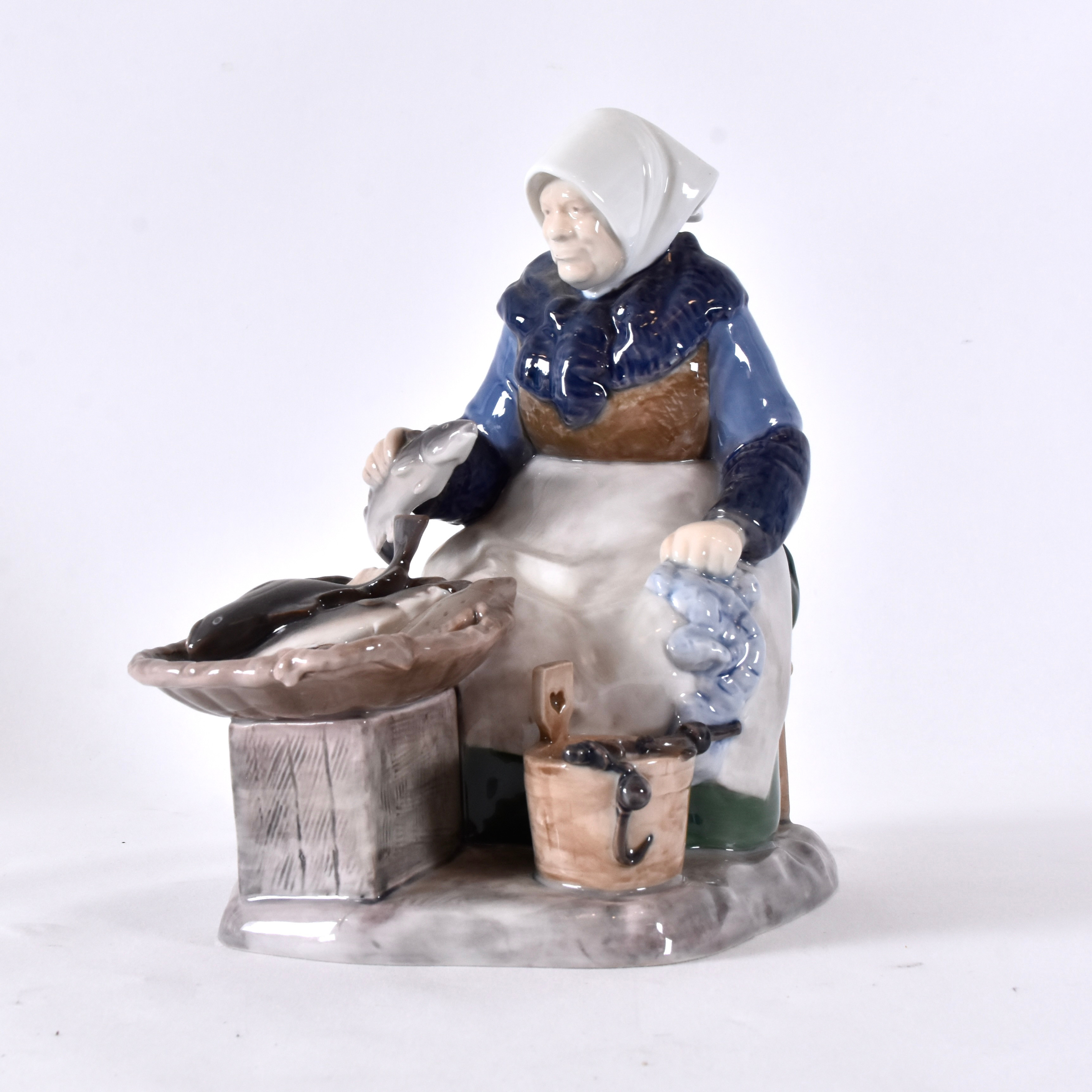 AXEL LOCHER. Figurin, porslin, Fiskarkvinna, Bing&Gröndahl, Danmark, nr 2233.