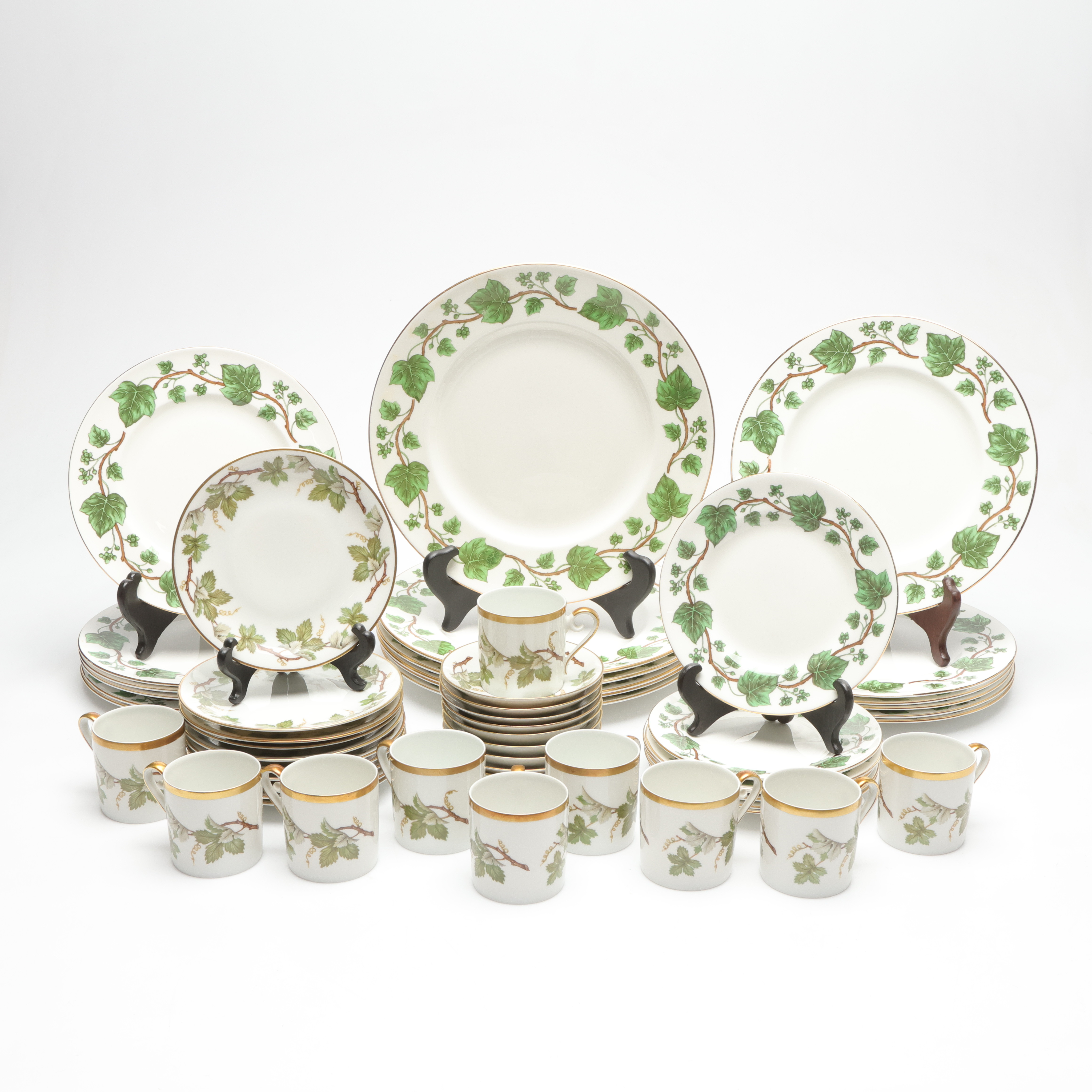 SERVISDELAR, 25 delar, Crown Staffordshire, England samt SERVISDELAR, Hackefors, 20 delar.