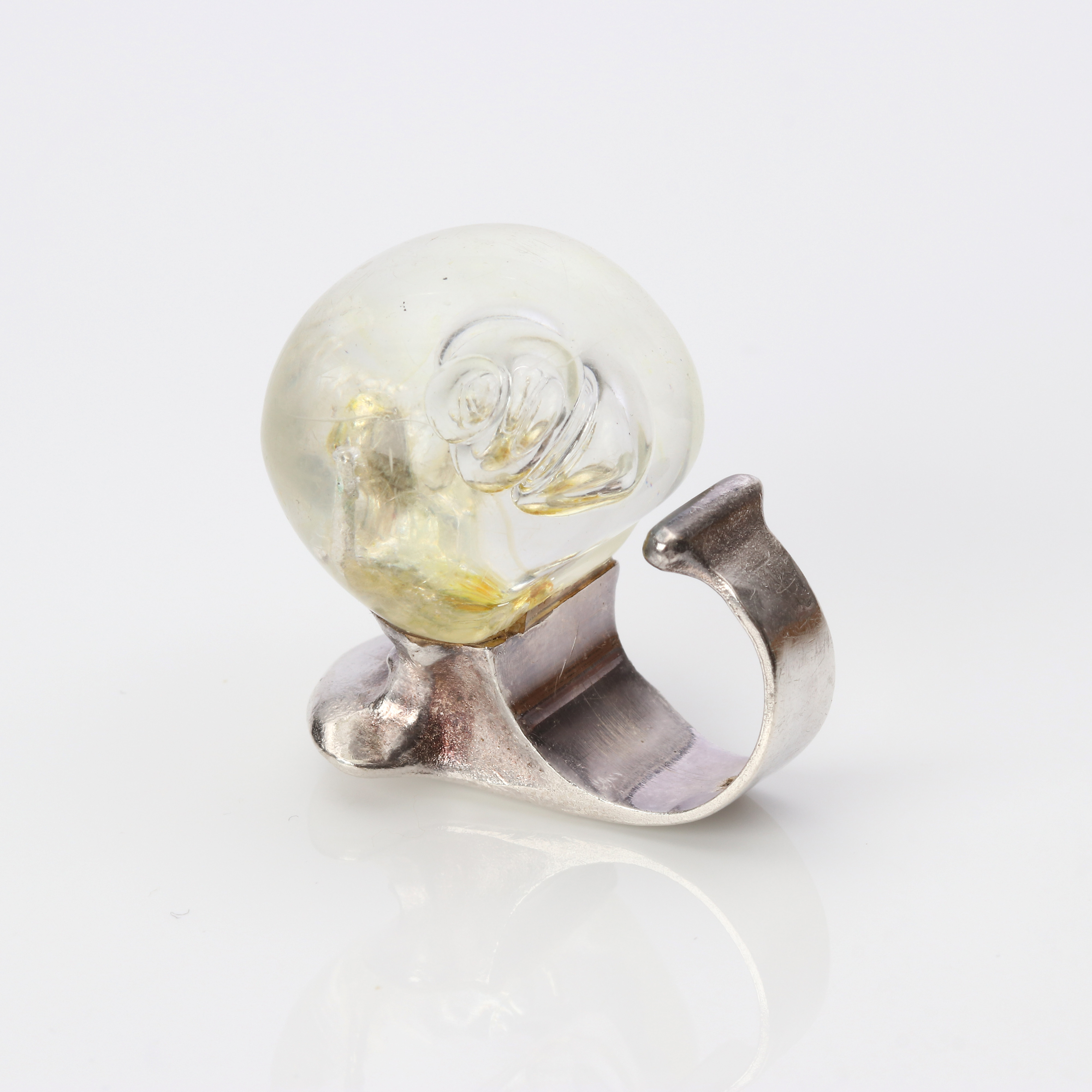 BJÖRN WECKSTRÖM. RING "MANNEN I KOSMOS". Sterlingsilver och akryl med gult färgstänk, Lapponia Finland 1970.