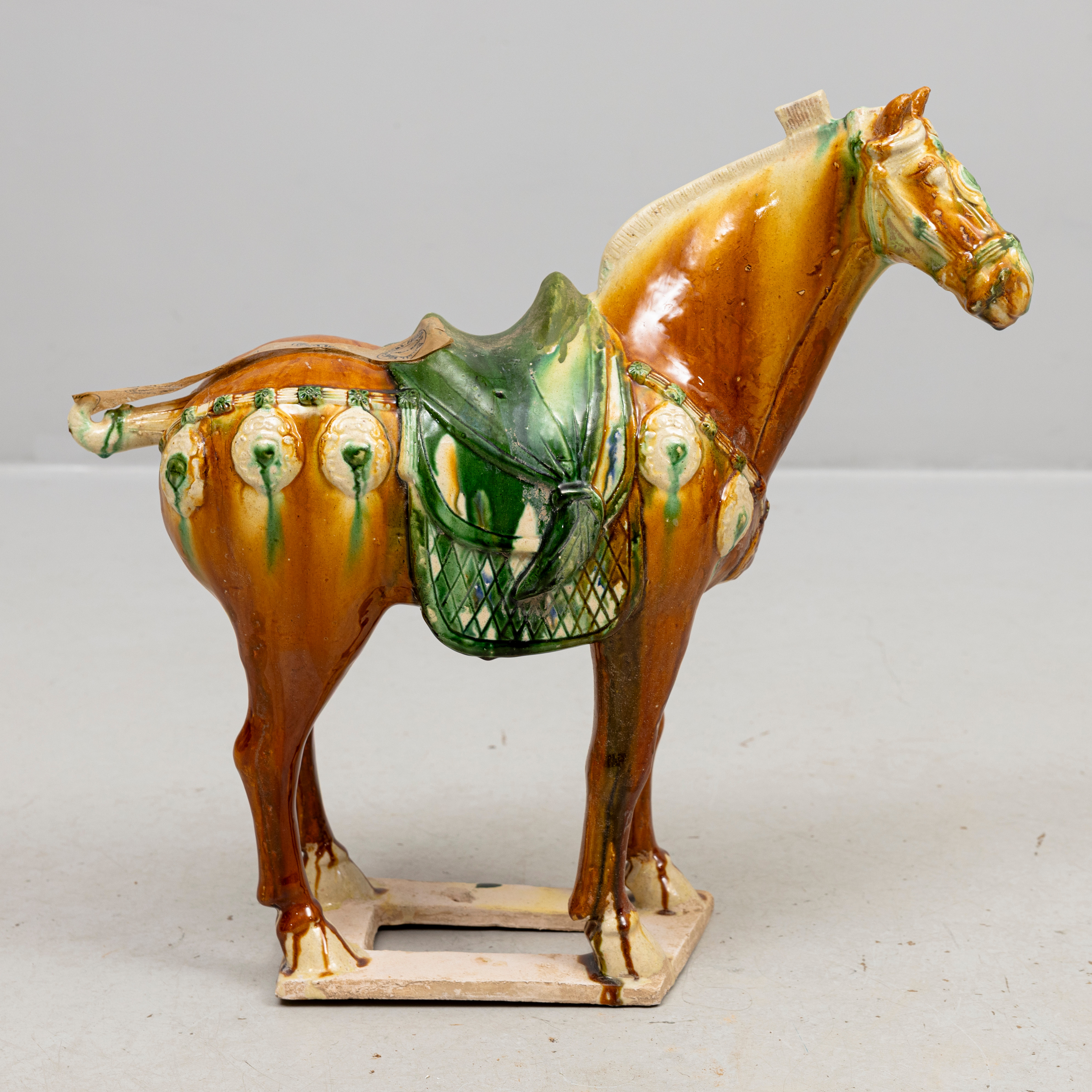 SKULPTUR, häst, sancaiglasyr, Tang-stil, Kina, 1900-tal.