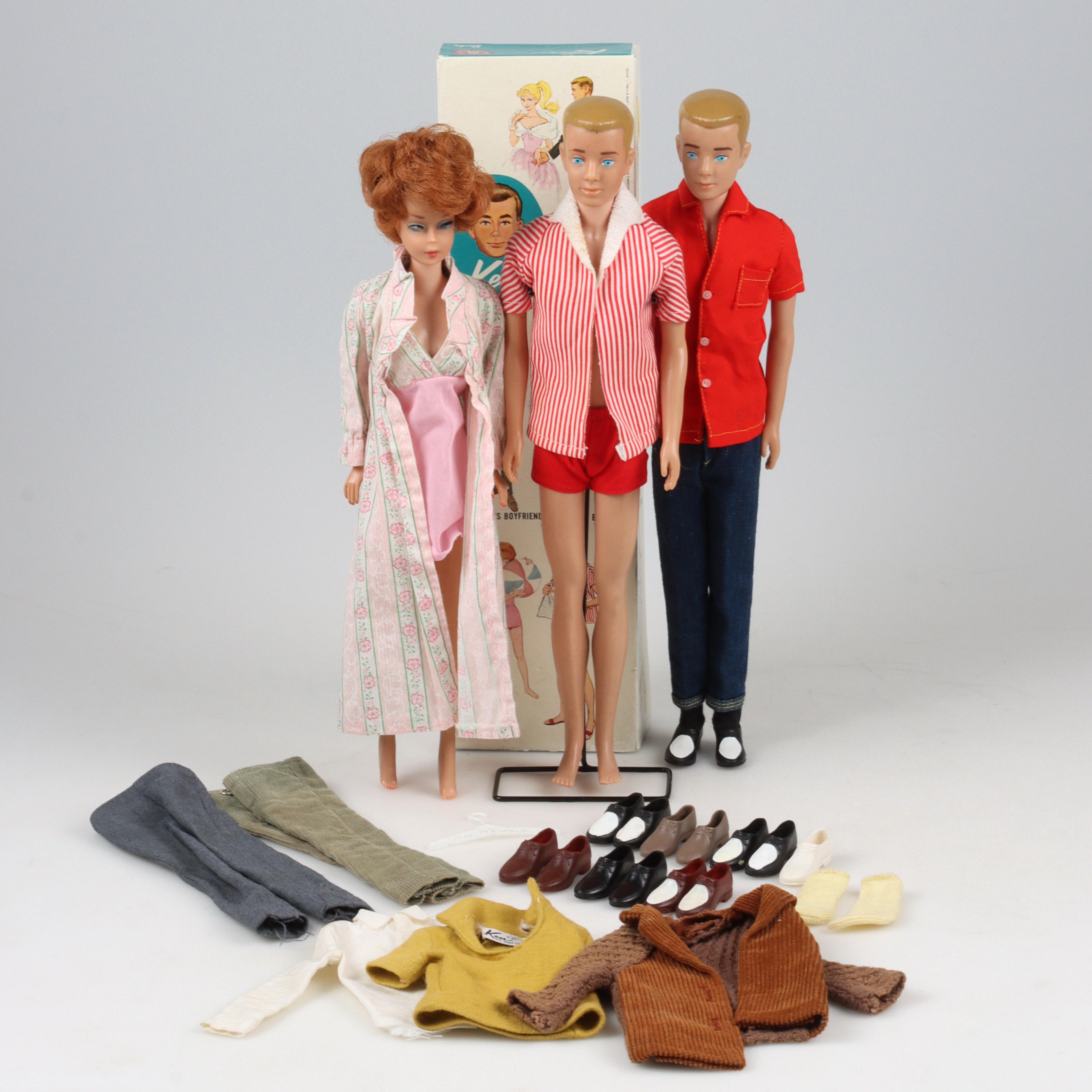 MATTEL INC. 2 st Ken, Midge, samt diverse kläder.