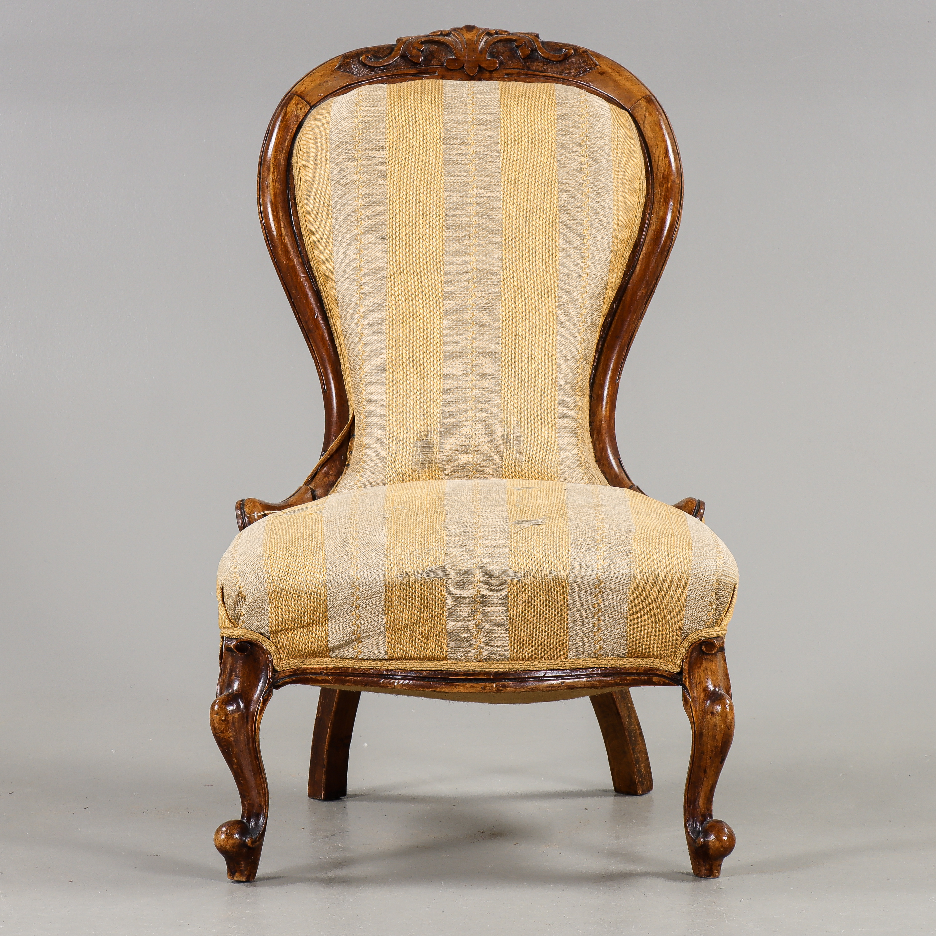 EMMAFÅTÖLJ Nyrokoko, valnöt, 1800-talets andra hälft.